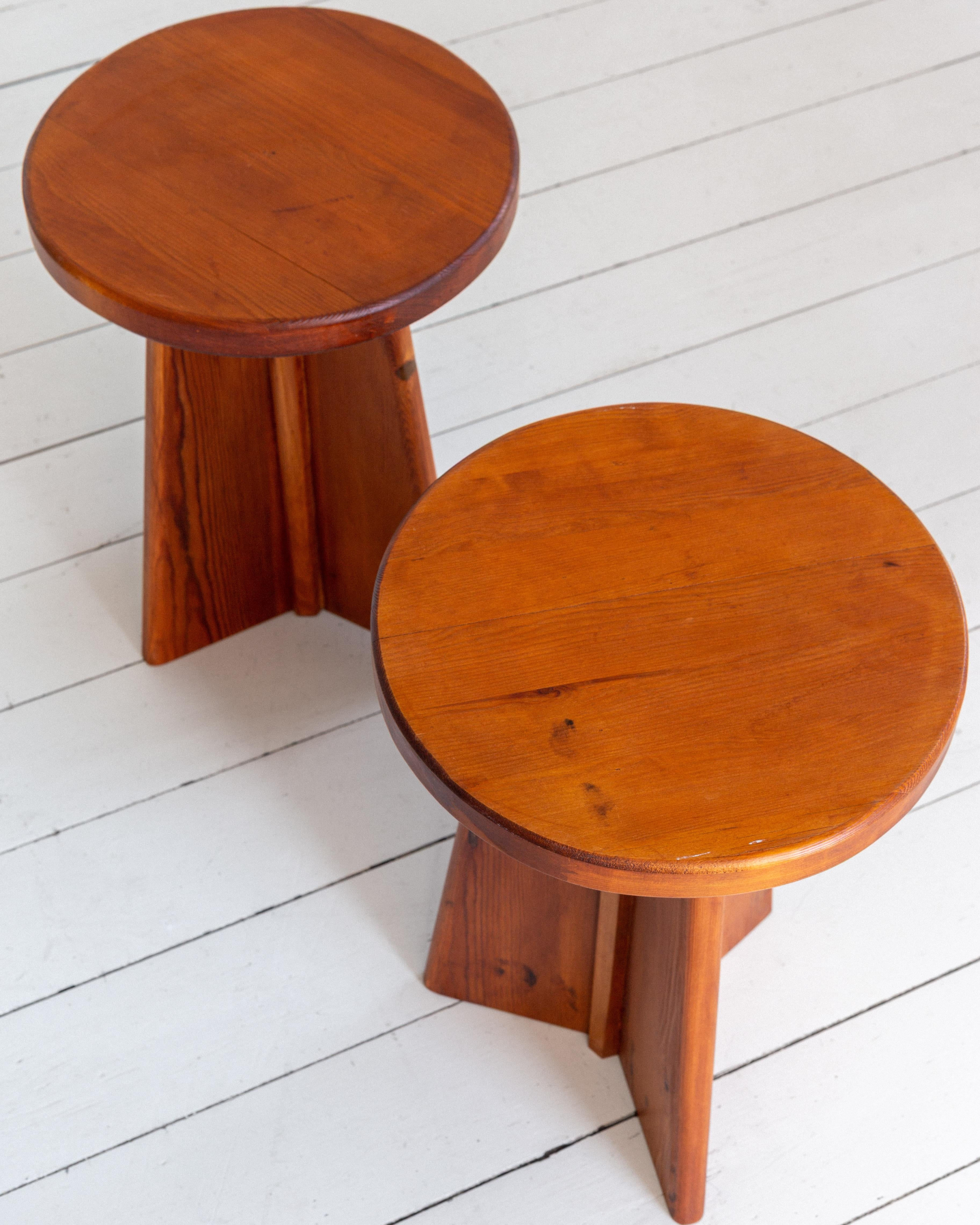 Paar postmoderne Hocker aus massivem Kiefernholz, Schweden im Angebot 1