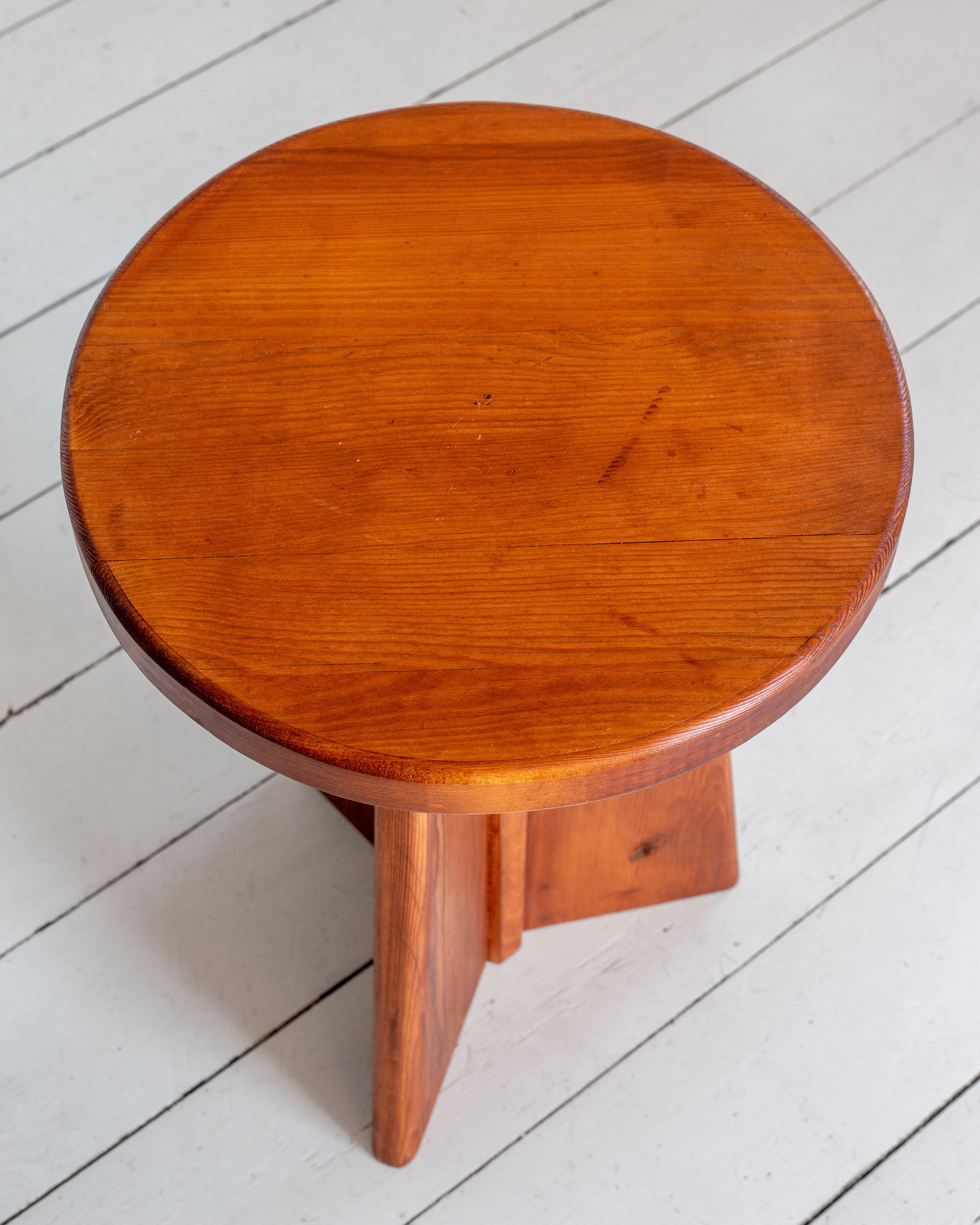 Paar postmoderne Hocker aus massivem Kiefernholz, Schweden im Angebot 2