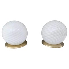 Coppia di lampade da tavolo sferiche postmoderne in vetro di Murano di Tronconi, Italia