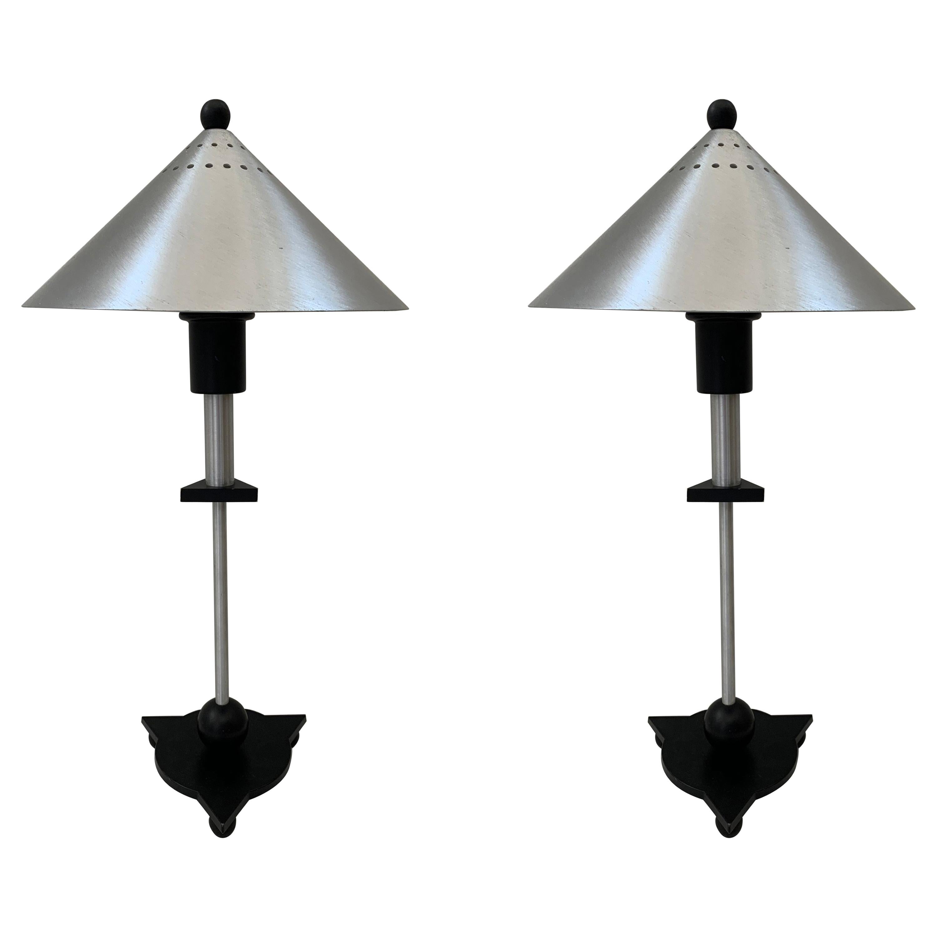 Paire de lampes de table postmodernes en acier et bois noir par BE-YANG:: 1980 en vente