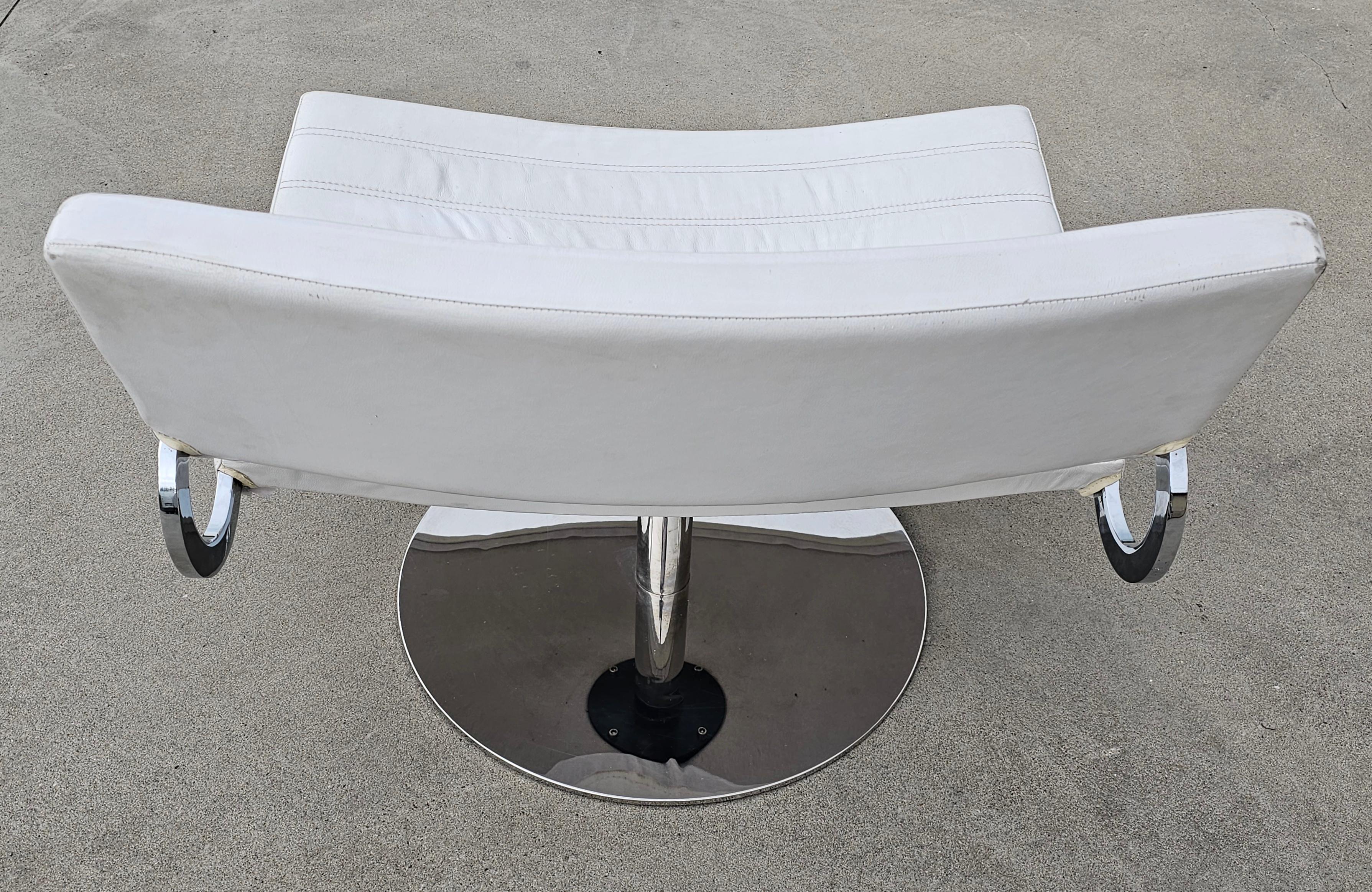 Paire de chaises longues pivotantes postmodernes en cuir blanc et chrome, Italie, années 1970 en vente 3