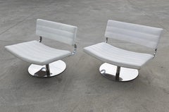 Pair of Postmodern Swivel Lounge Chairs in White Leather and Chrome, Italy 1970s