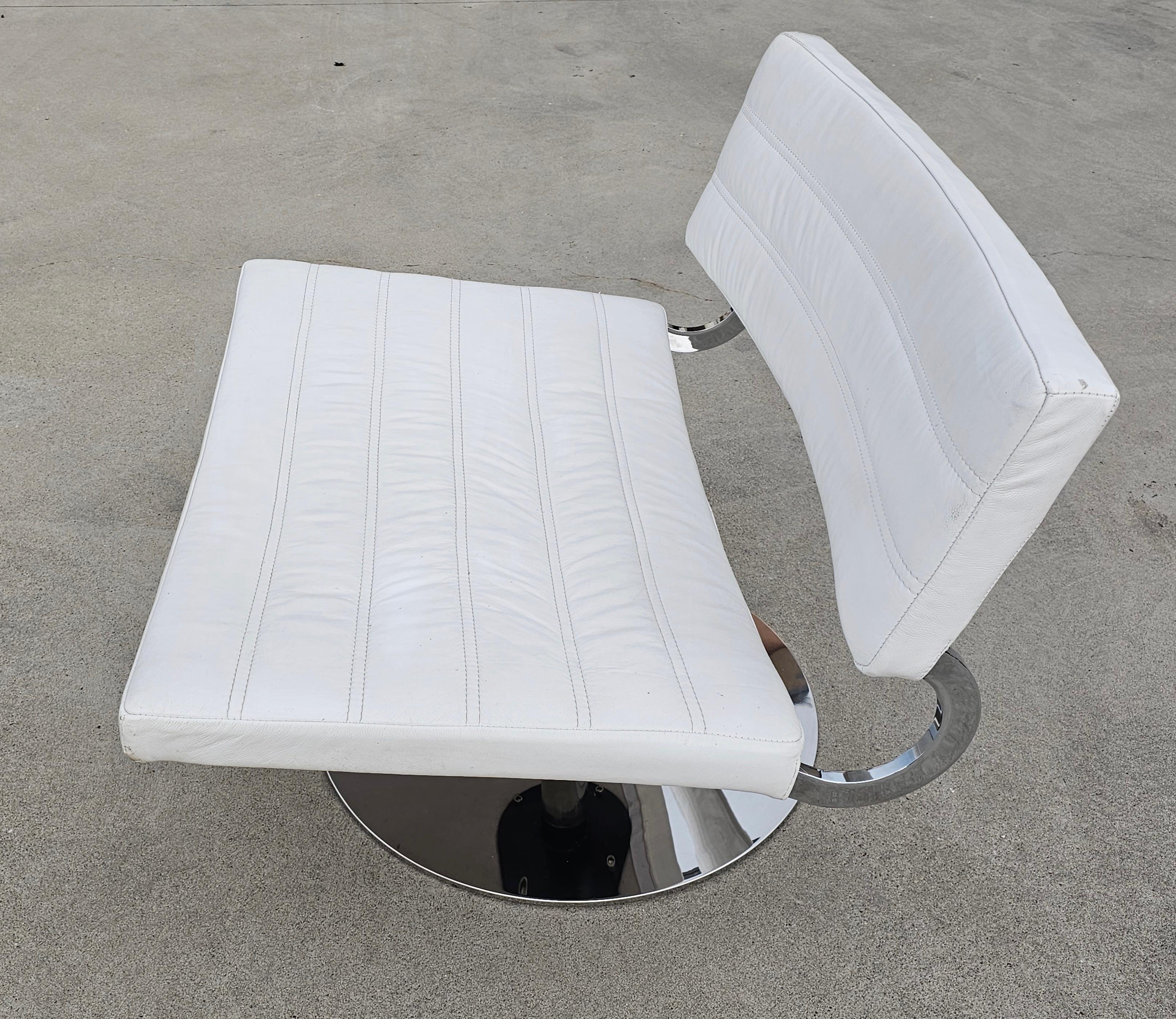Postmoderne Paire de chaises longues pivotantes postmodernes en cuir blanc et chrome, Italie, années 1970 en vente