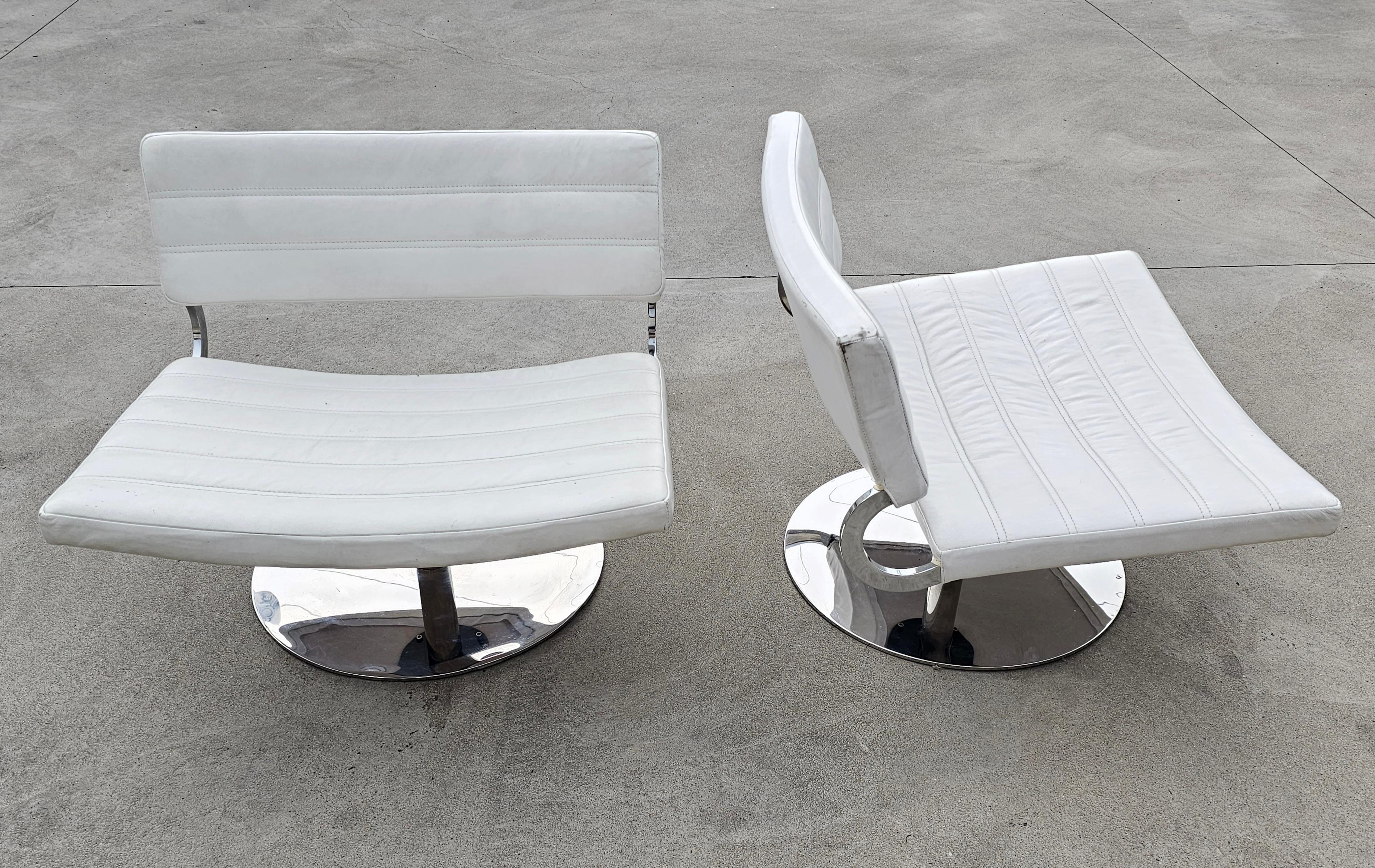 italien Paire de chaises longues pivotantes postmodernes en cuir blanc et chrome, Italie, années 1970 en vente