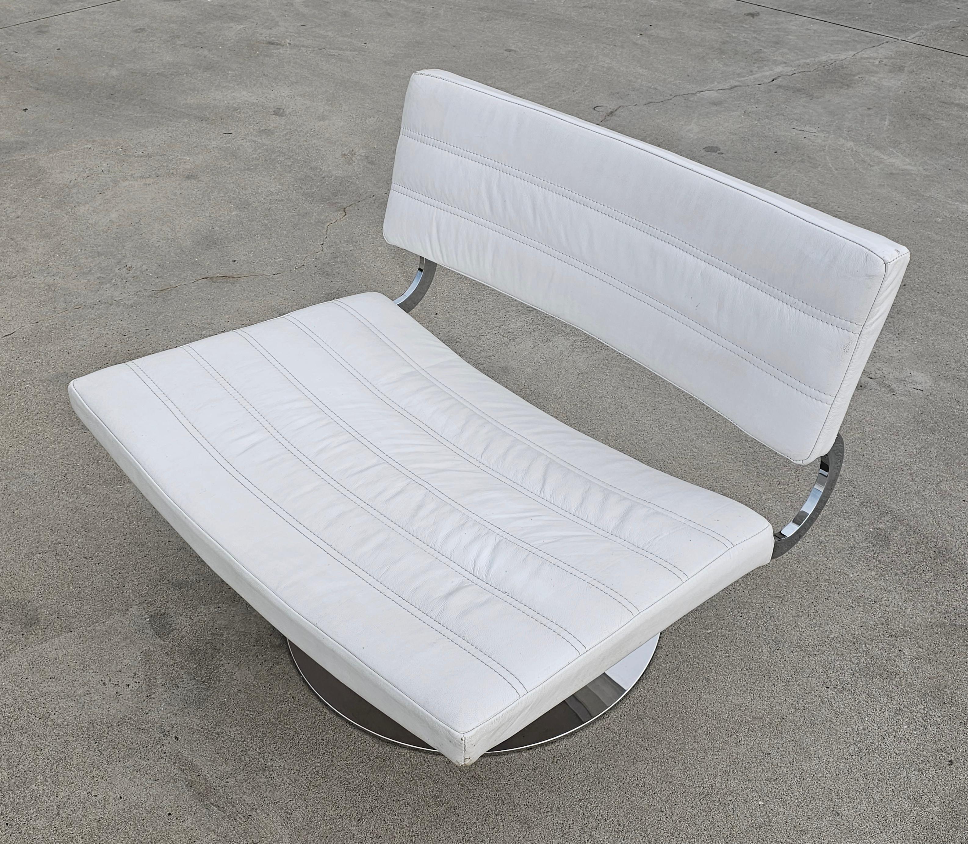 Paire de chaises longues pivotantes postmodernes en cuir blanc et chrome, Italie, années 1970 Bon état - En vente à Beograd, RS