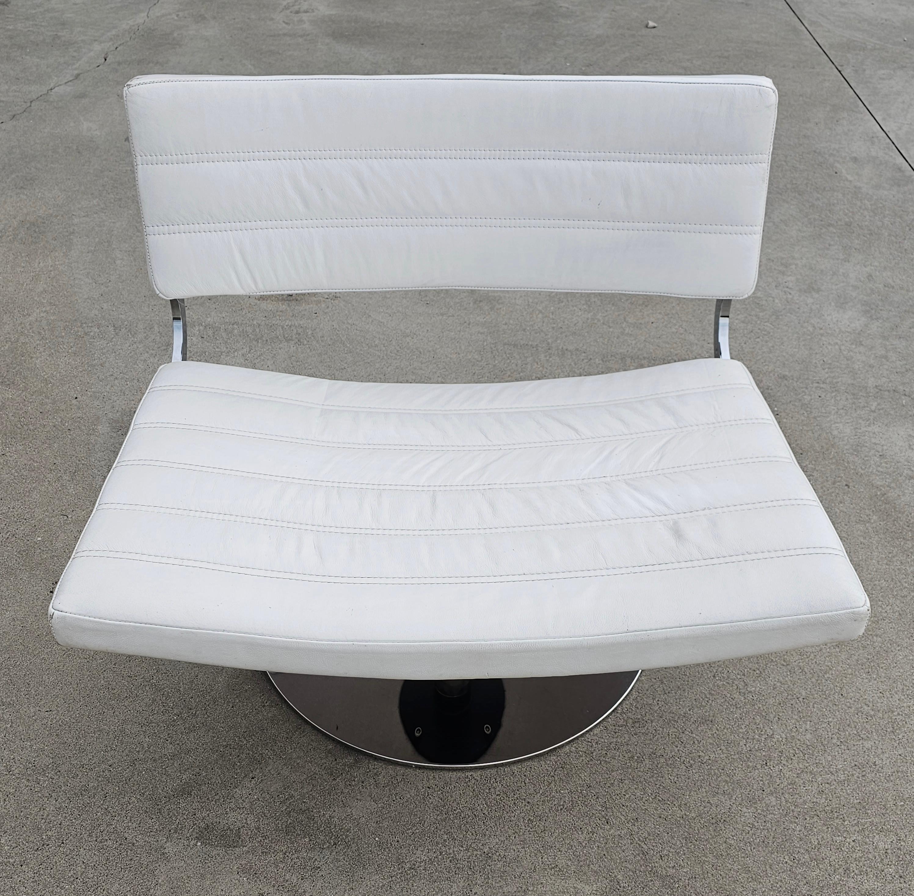 Fin du 20e siècle Paire de chaises longues pivotantes postmodernes en cuir blanc et chrome, Italie, années 1970 en vente