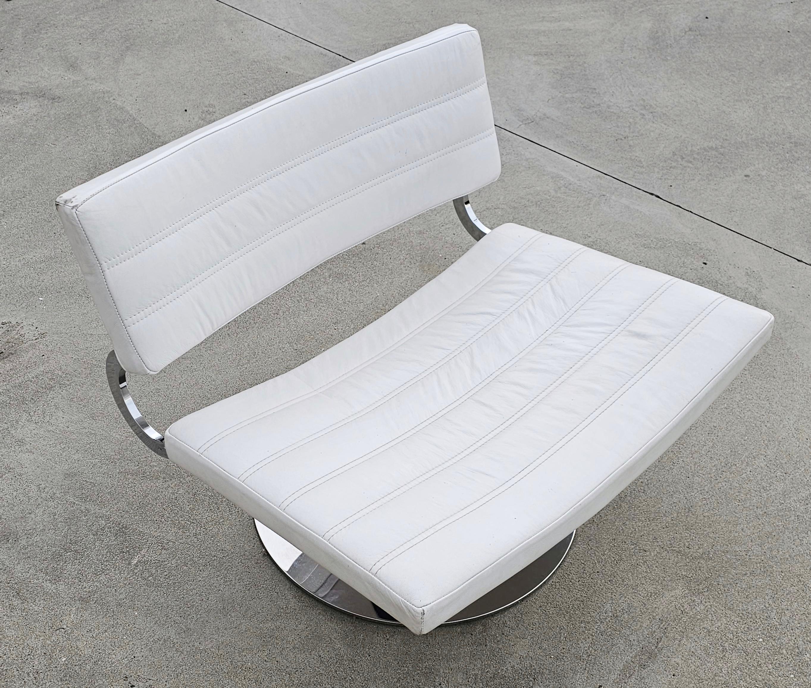 Acier Paire de chaises longues pivotantes postmodernes en cuir blanc et chrome, Italie, années 1970 en vente