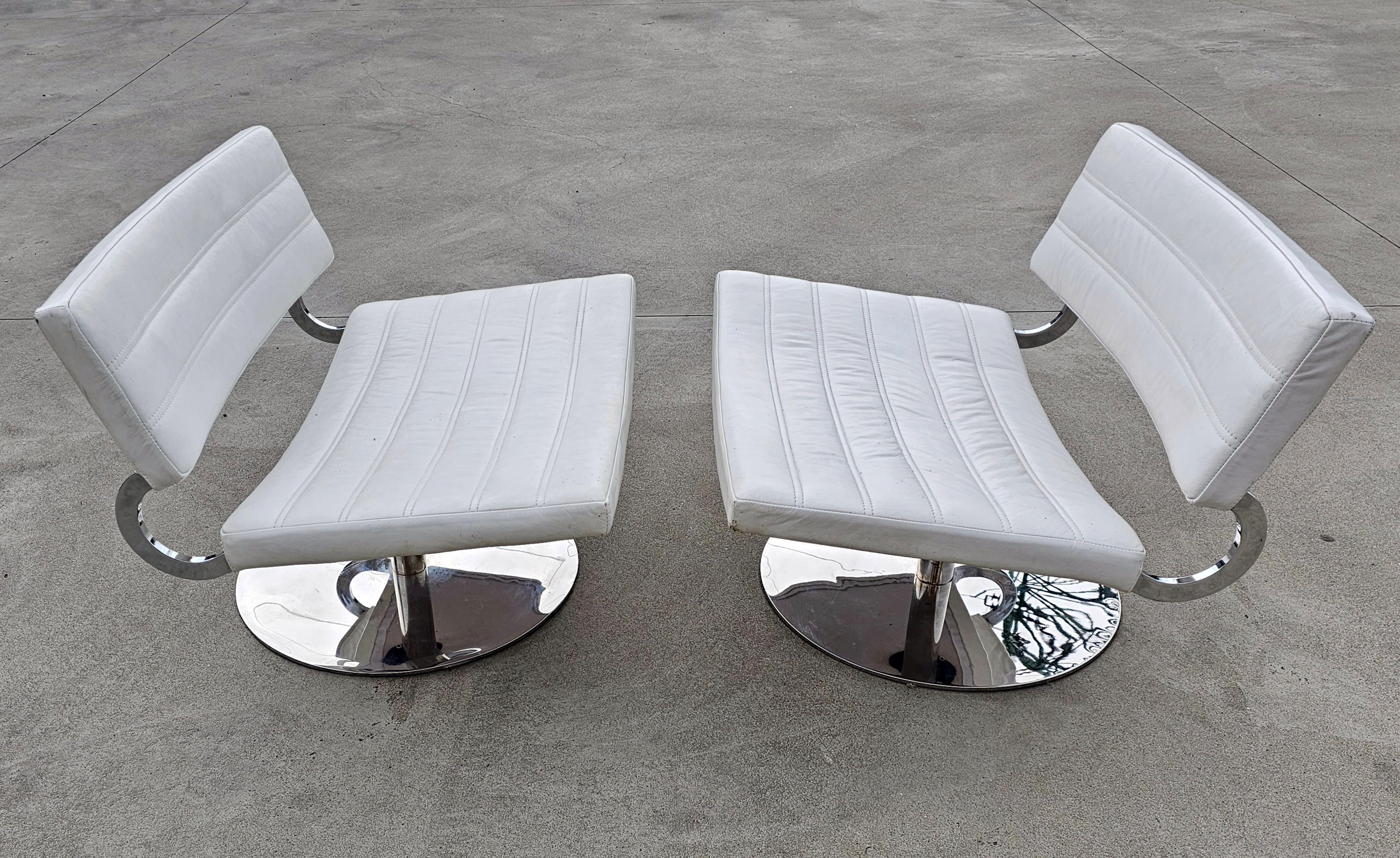 Paire de chaises longues pivotantes postmodernes en cuir blanc et chrome, Italie, années 1970 en vente 1