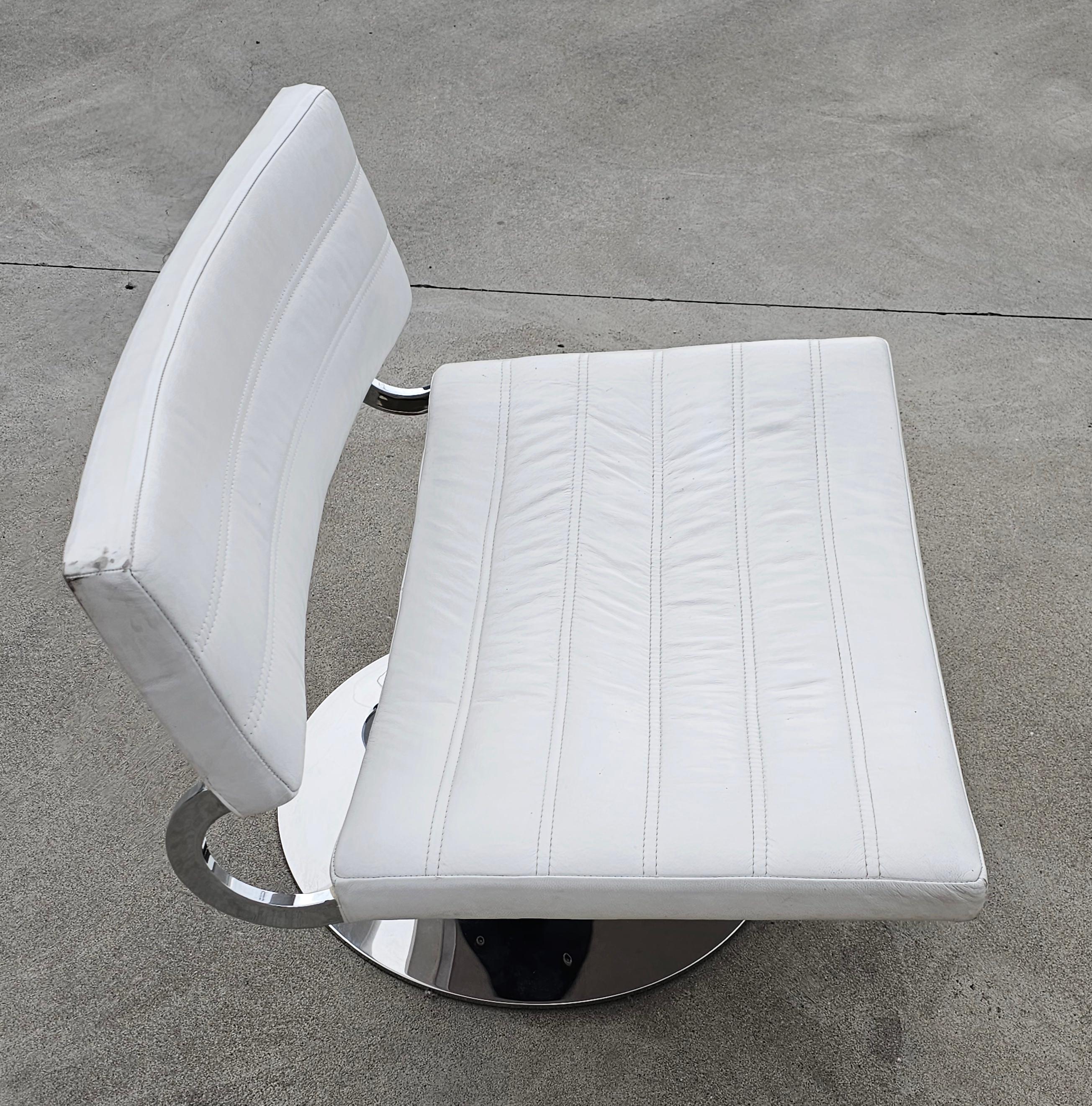 Paire de chaises longues pivotantes postmodernes en cuir blanc et chrome, Italie, années 1970 en vente 2