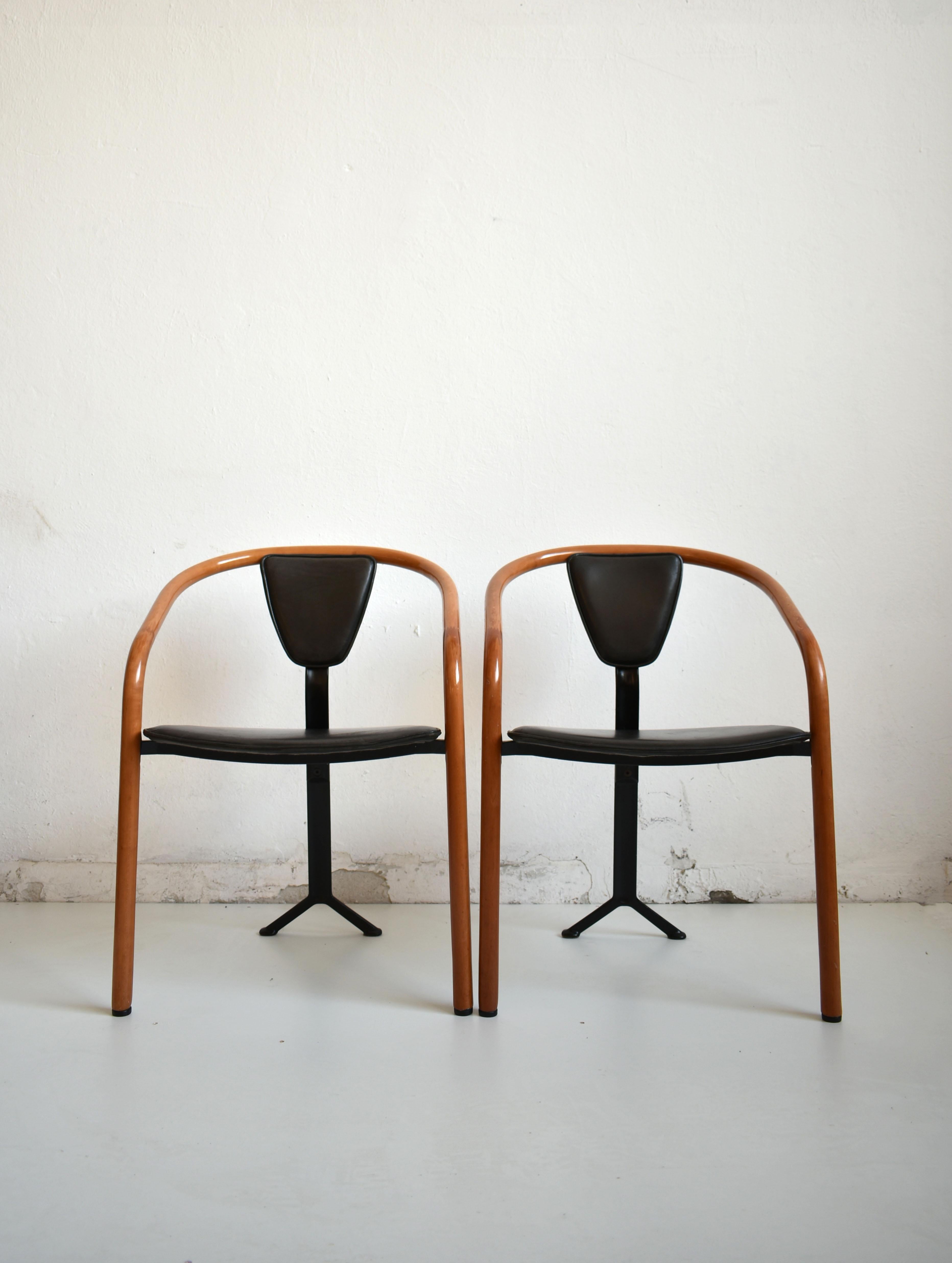 Set of 2 tripod dining chairs ‘Tacchi' by Toshiyuki Kita for AIDEC, Japan. Designed and manufactured in the 1980s

'Born in Osaka in 1942 Kita’s designs have won international acclaim for both, his adherence to sustainable design and his organic,