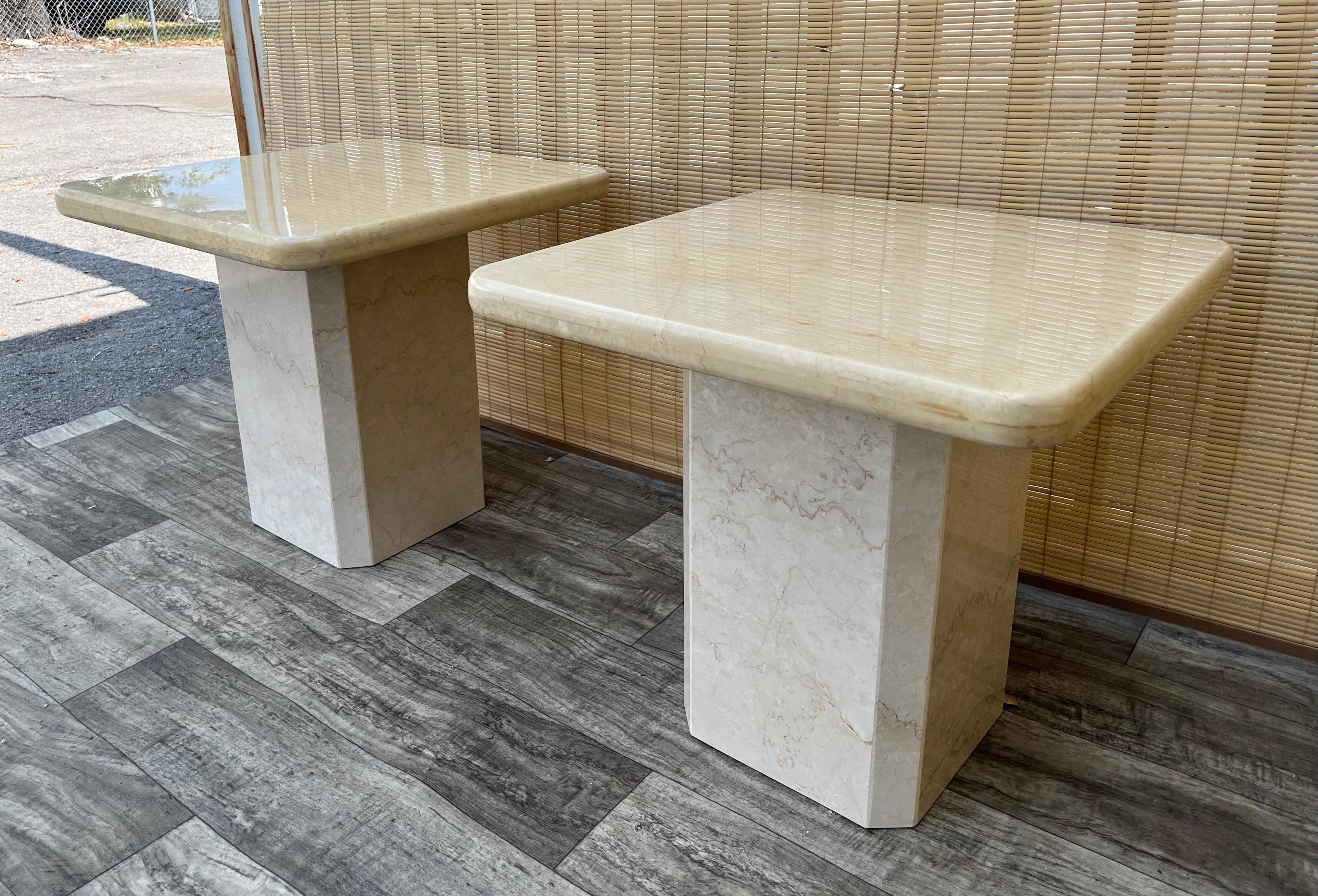 Paire de tables d'appoint postmodernes en marbre italien deux tons Circa 1980 en vente 4