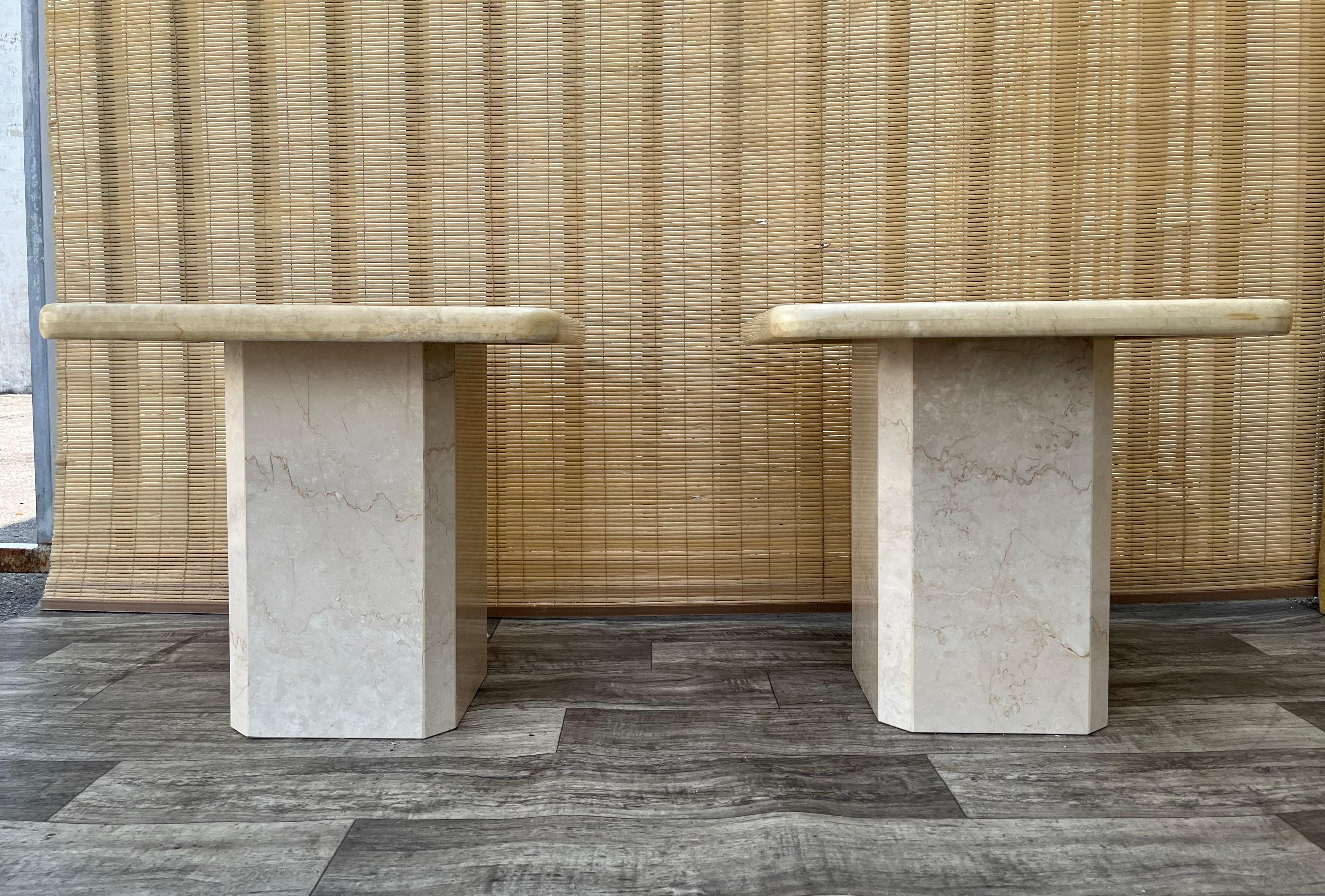 Paire de tables d'appoint postmodernes en marbre italien deux tons Circa 1980 en vente 5