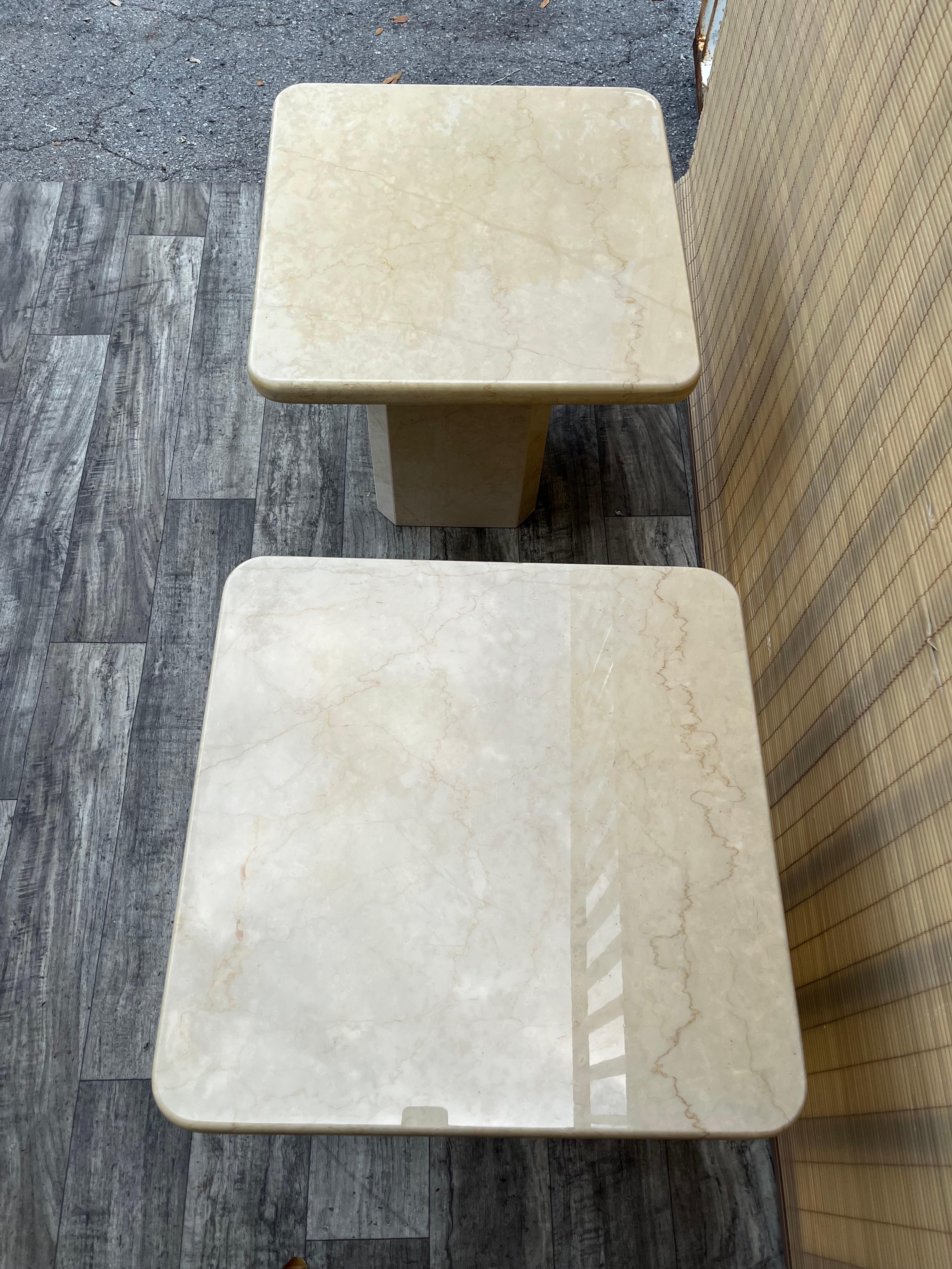 Paire de tables d'appoint postmodernes en marbre italien deux tons Circa 1980 en vente 6