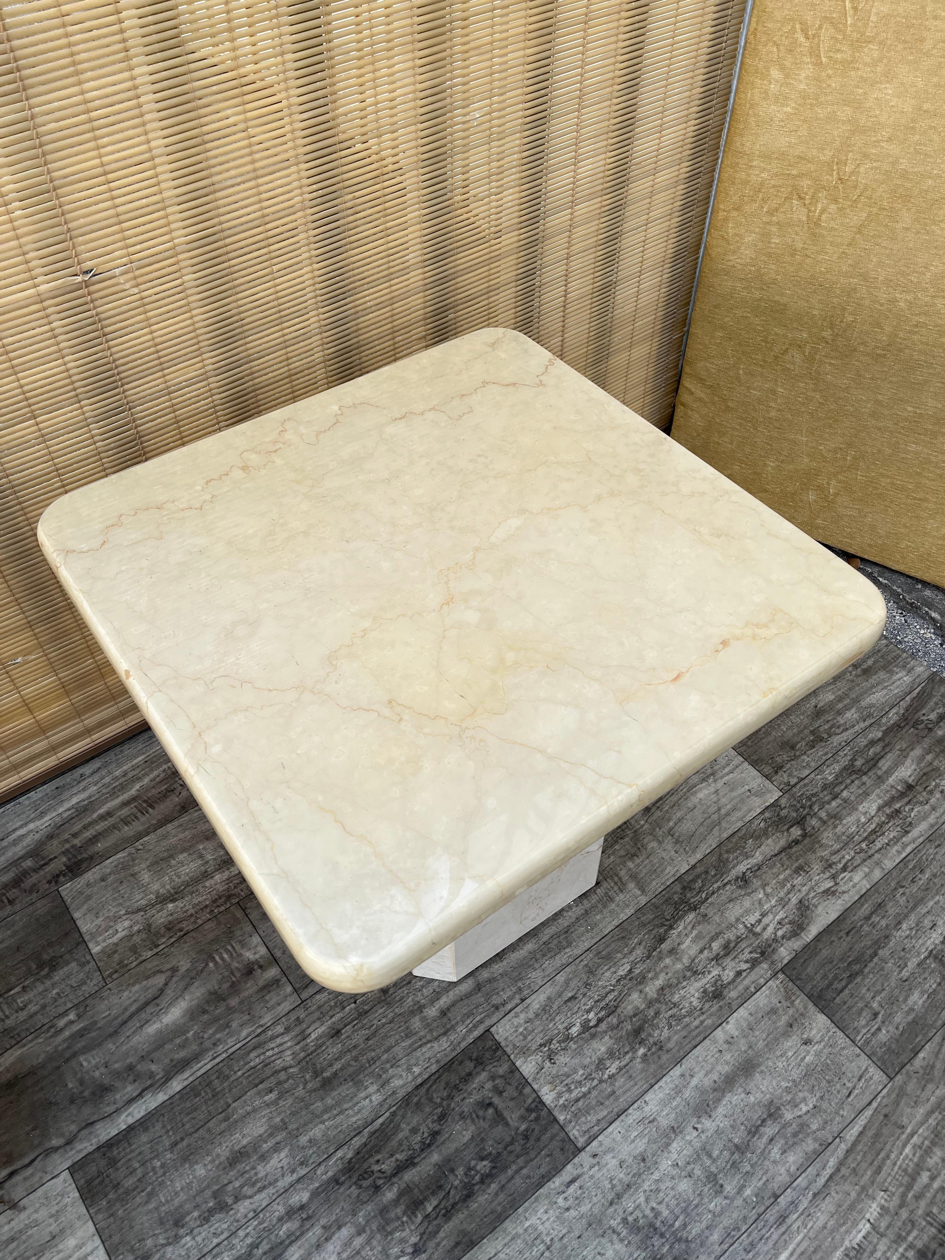 Paire de tables d'appoint postmodernes en marbre italien deux tons Circa 1980 en vente 7