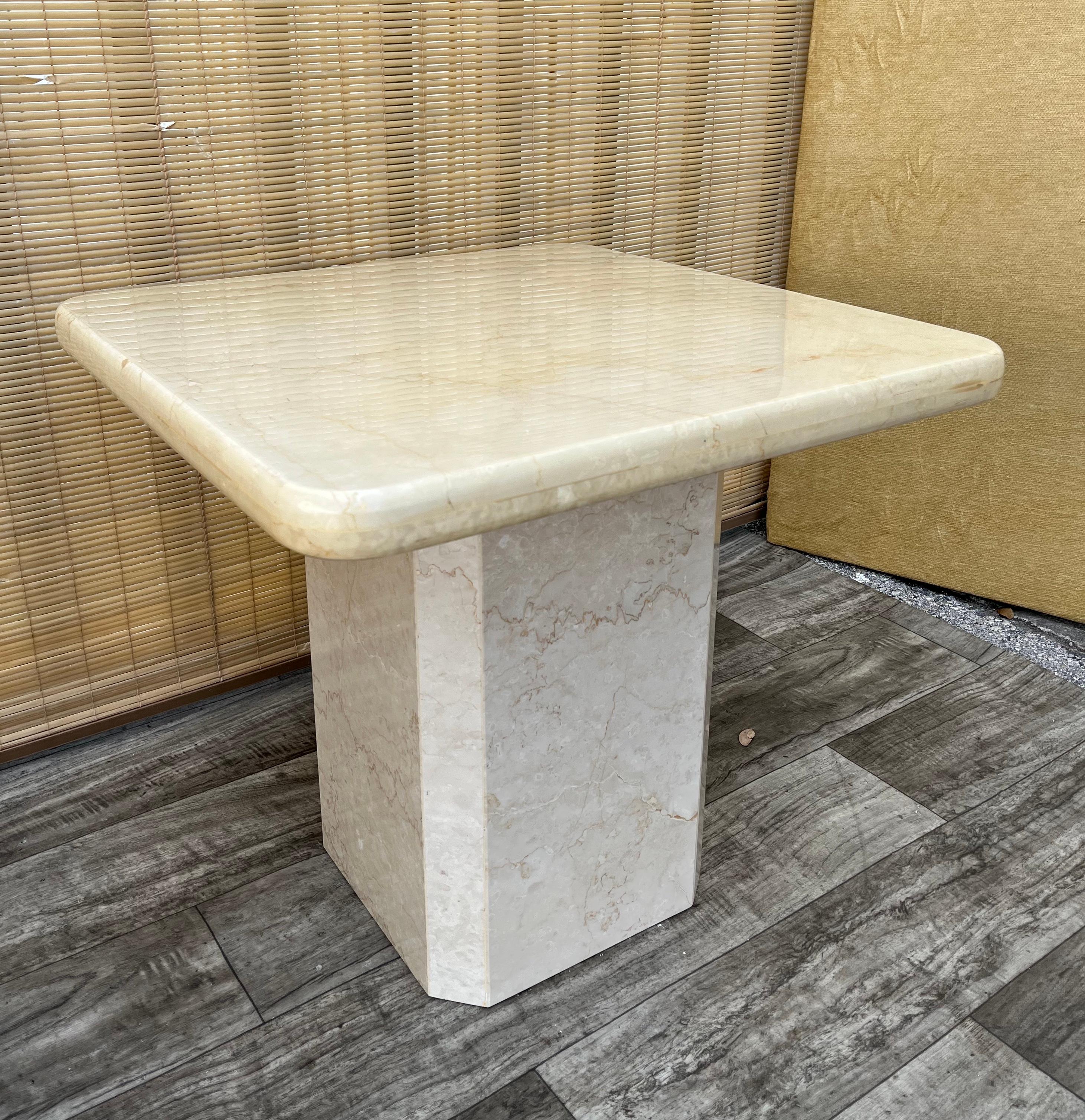 Paire de tables d'appoint postmodernes en marbre italien deux tons Circa 1980 en vente 8