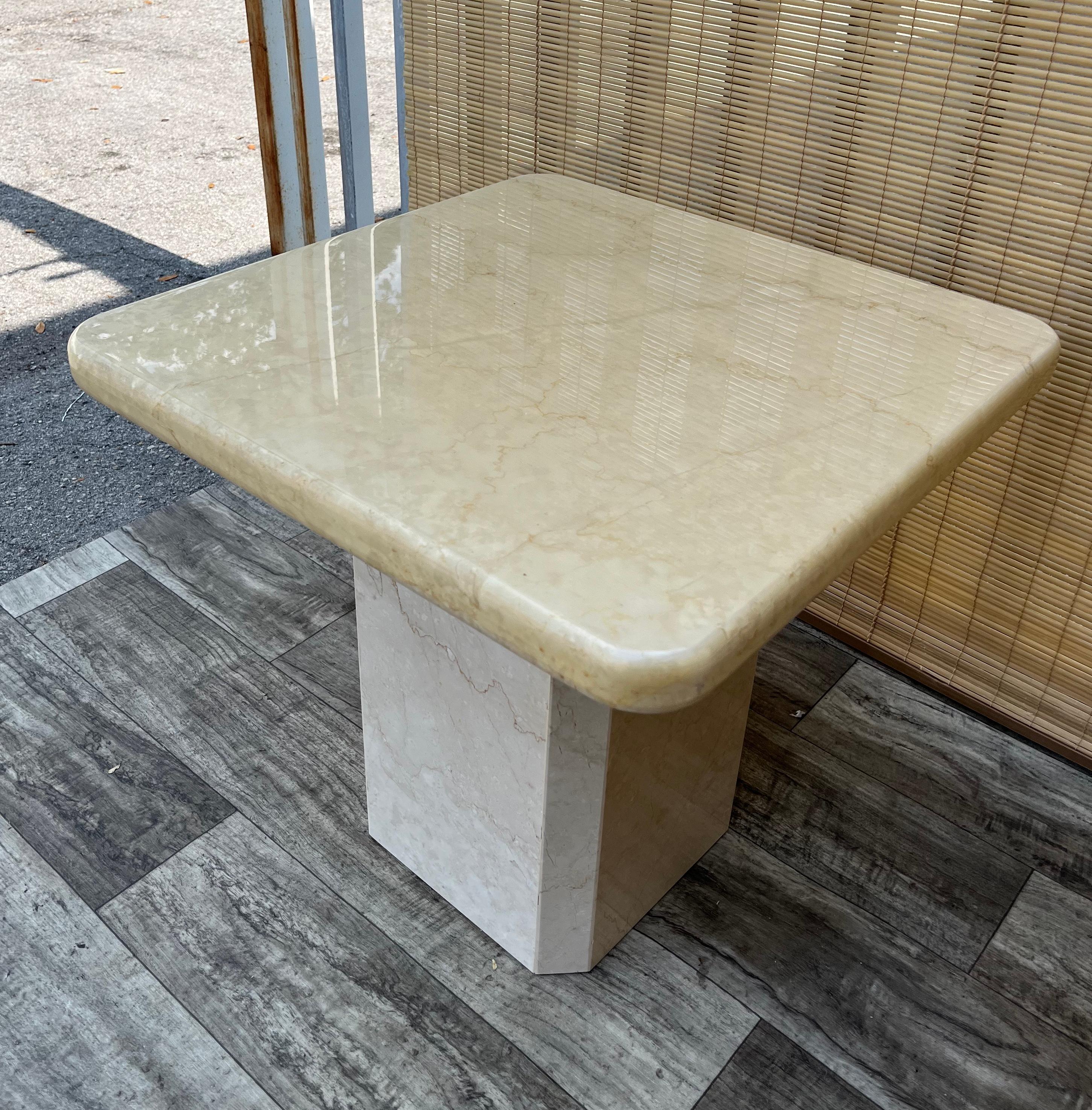 Paire de tables d'appoint postmodernes en marbre italien deux tons Circa 1980 en vente 10