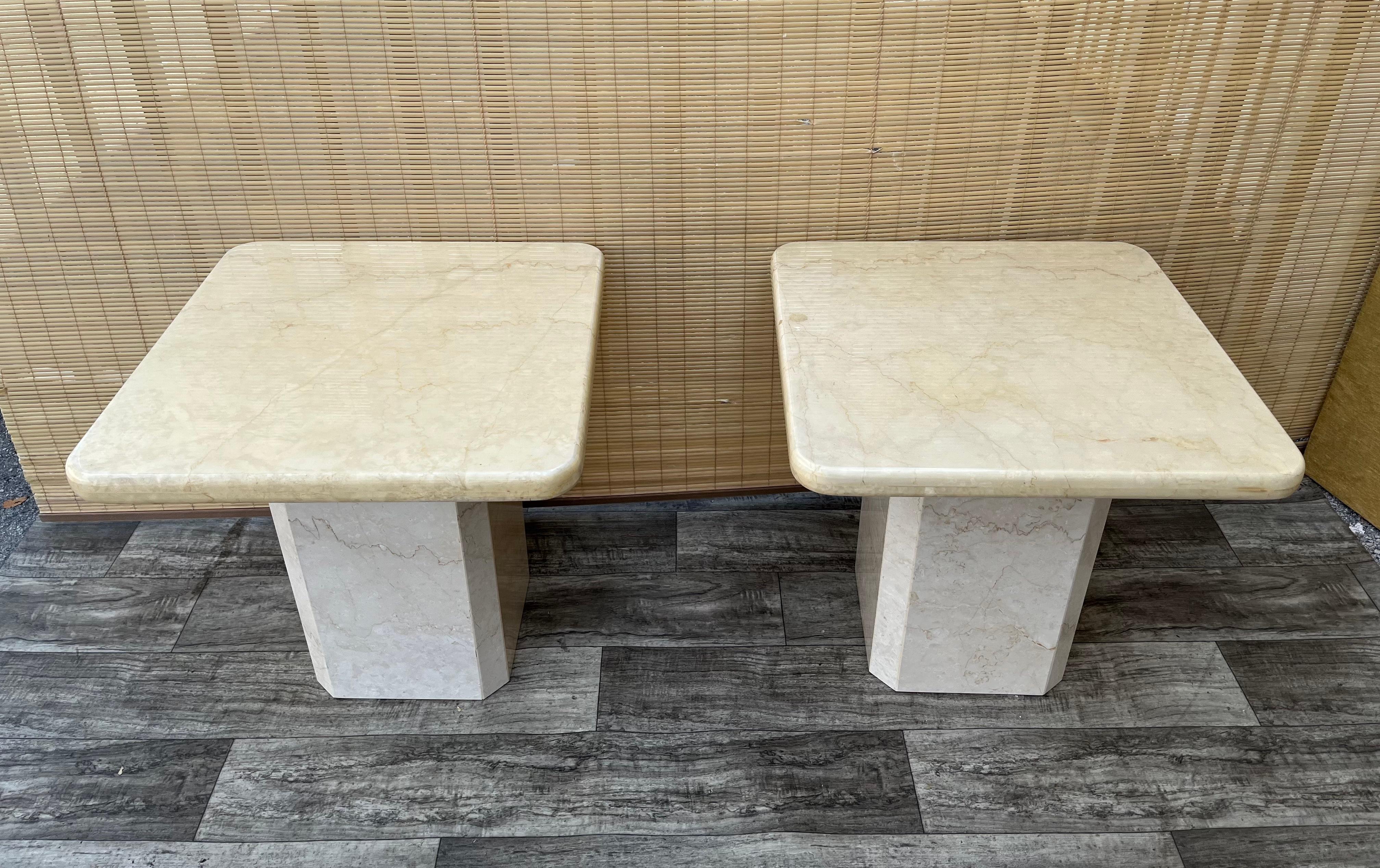 Paire de tables d'appoint postmodernes en marbre italien à deux tons. Circa 1980
La Nature présente une bordure joliment incurvée sur les bords ainsi que de magnifiques veines naturelles et des pierres de deux tons différents.
Le couvercle est