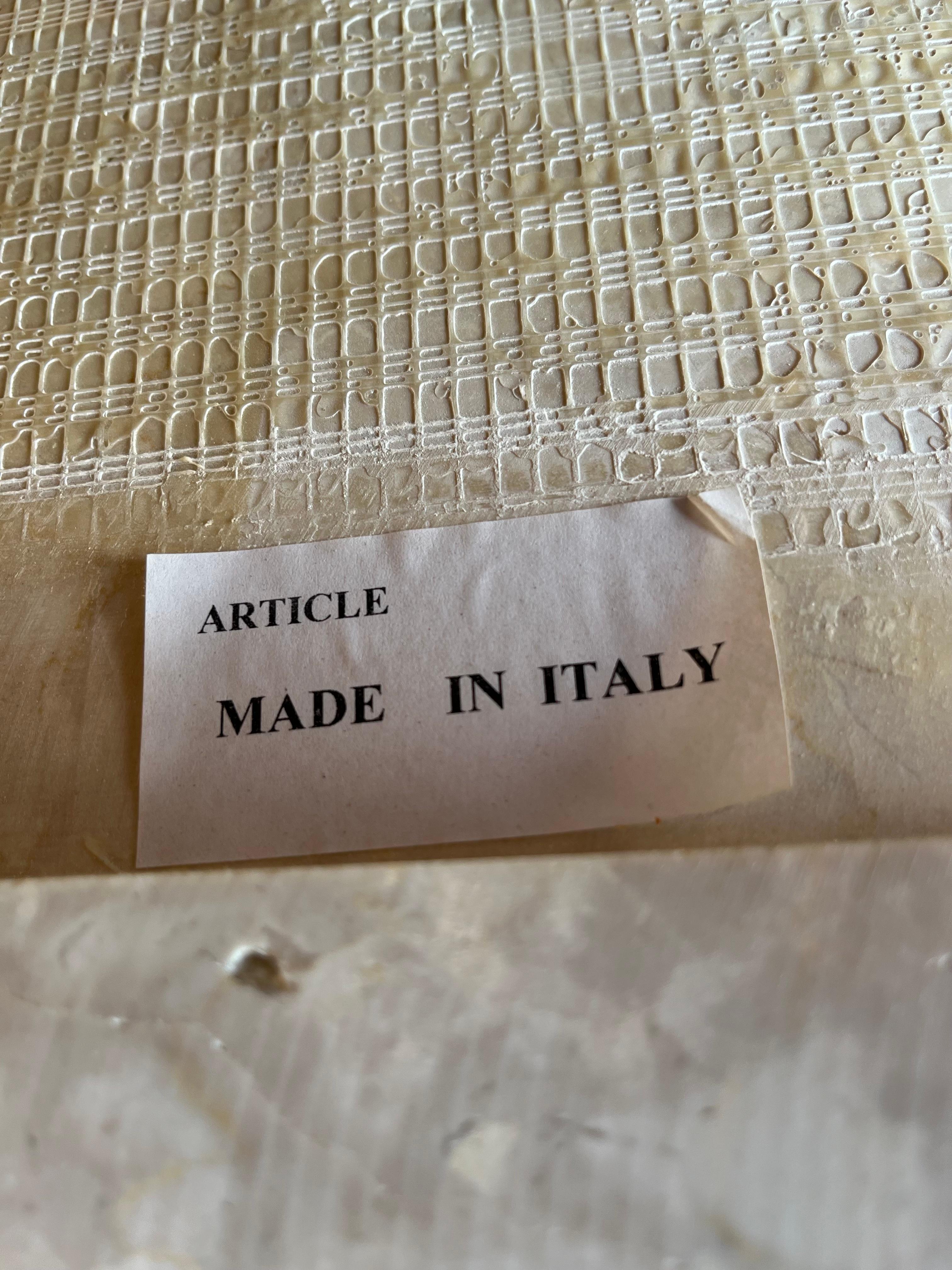 Paire de tables d'appoint postmodernes en marbre italien deux tons Circa 1980 en vente 14