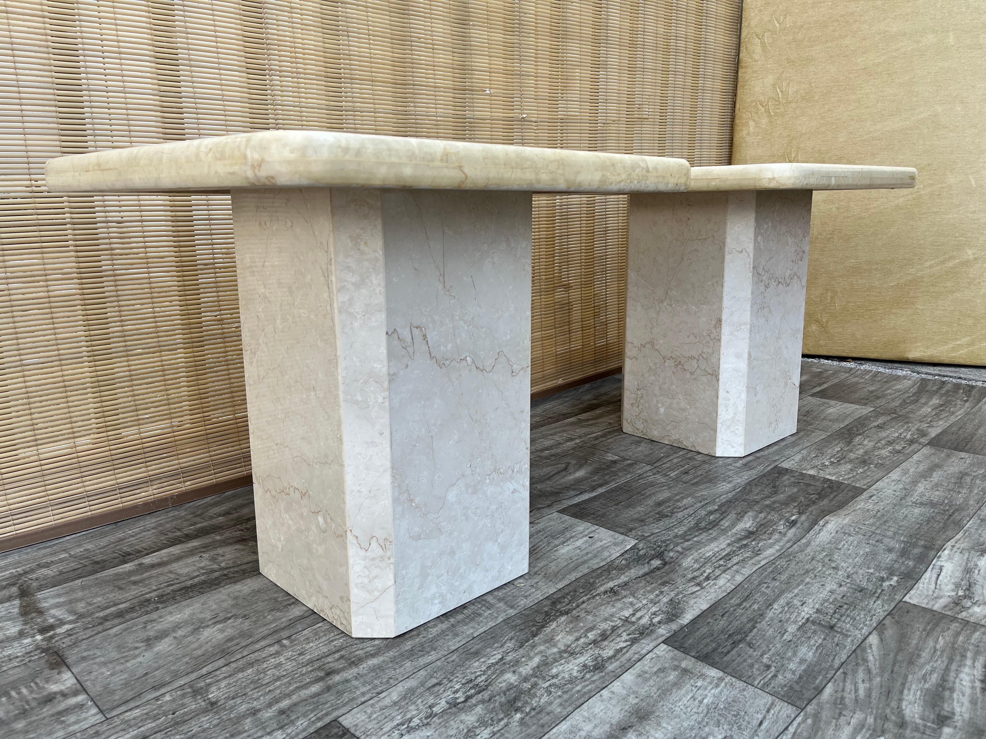Fin du 20e siècle Paire de tables d'appoint postmodernes en marbre italien deux tons Circa 1980 en vente