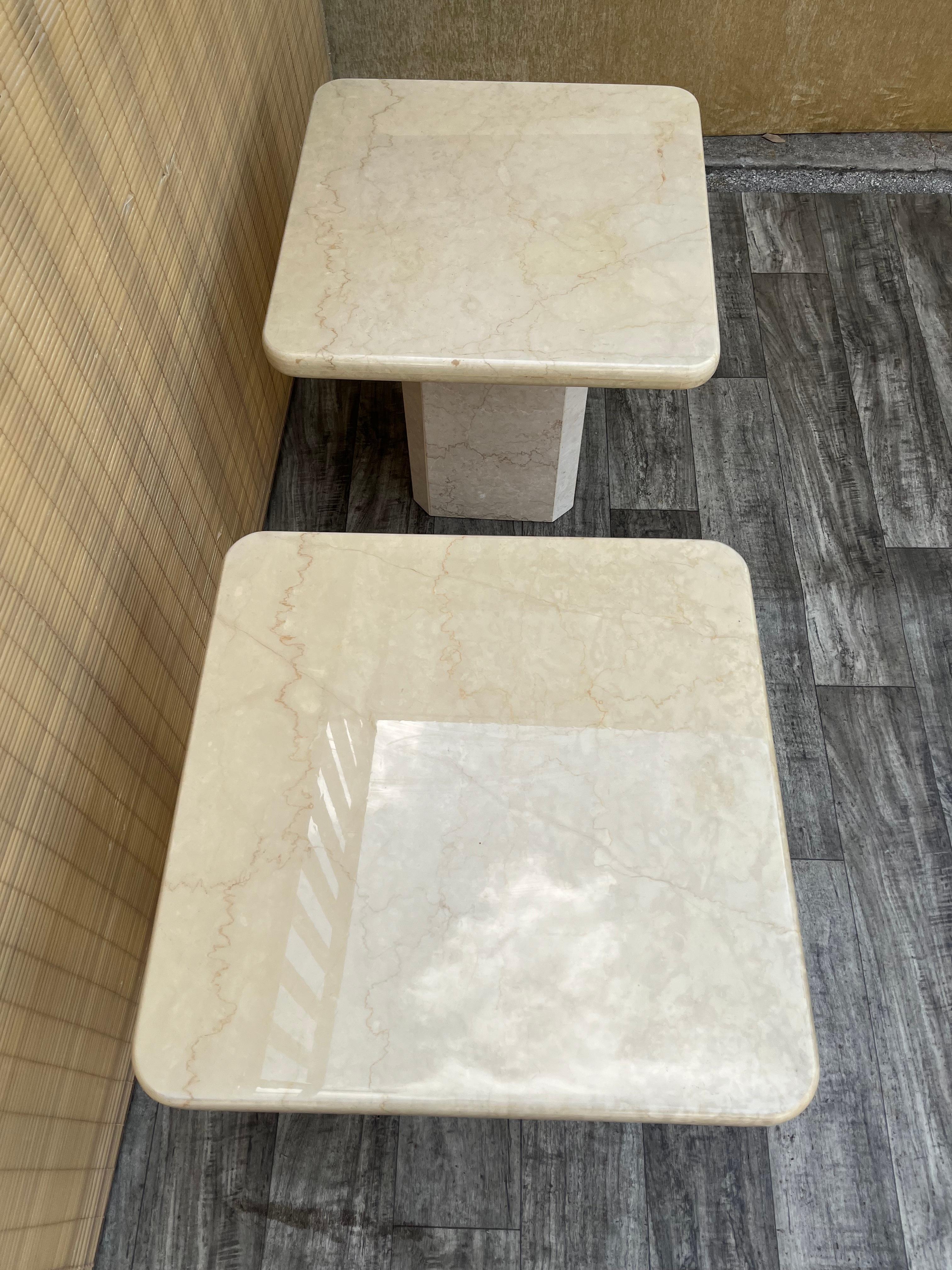 Marbre Paire de tables d'appoint postmodernes en marbre italien deux tons Circa 1980 en vente