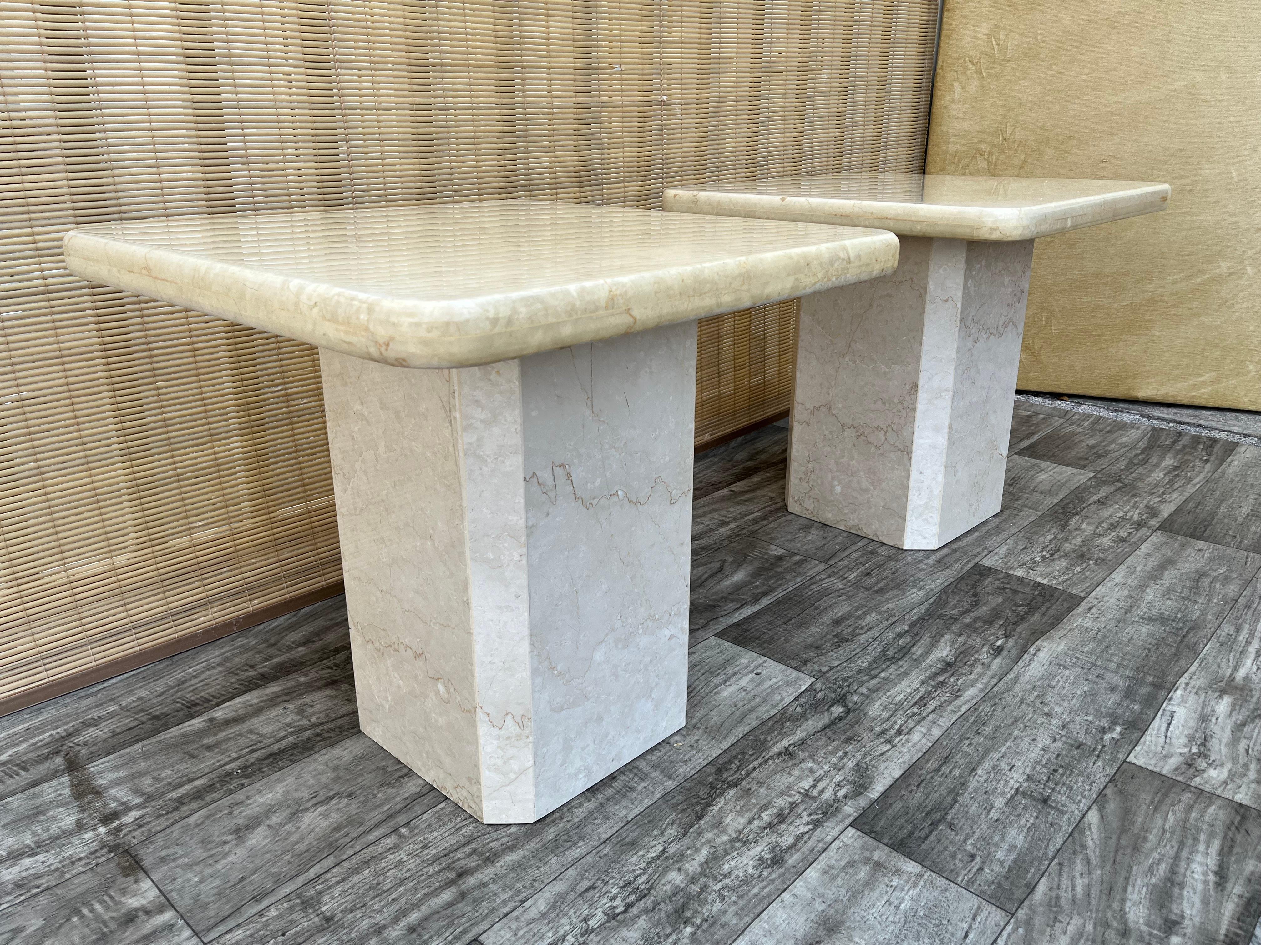 Paire de tables d'appoint postmodernes en marbre italien deux tons Circa 1980 en vente 1