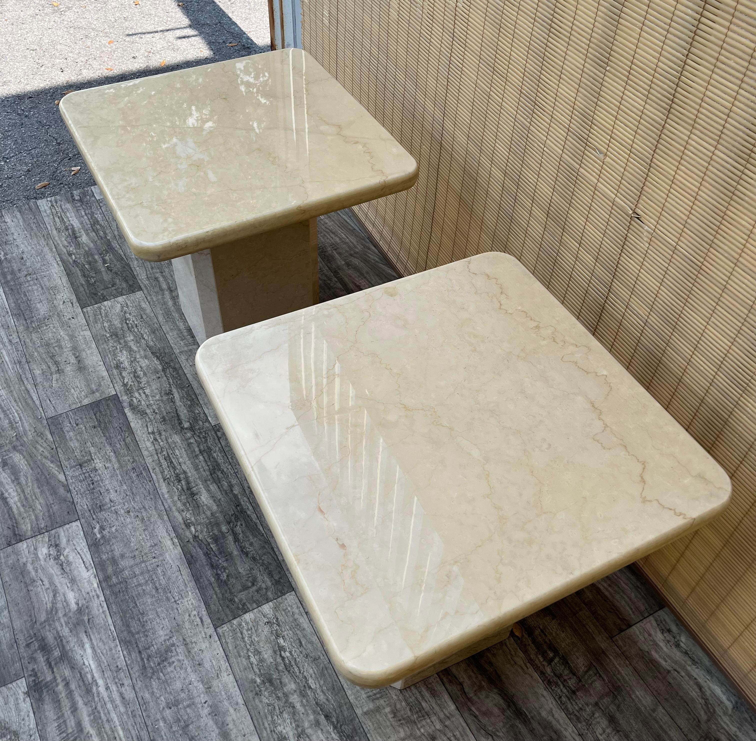 Paire de tables d'appoint postmodernes en marbre italien deux tons Circa 1980 en vente 2