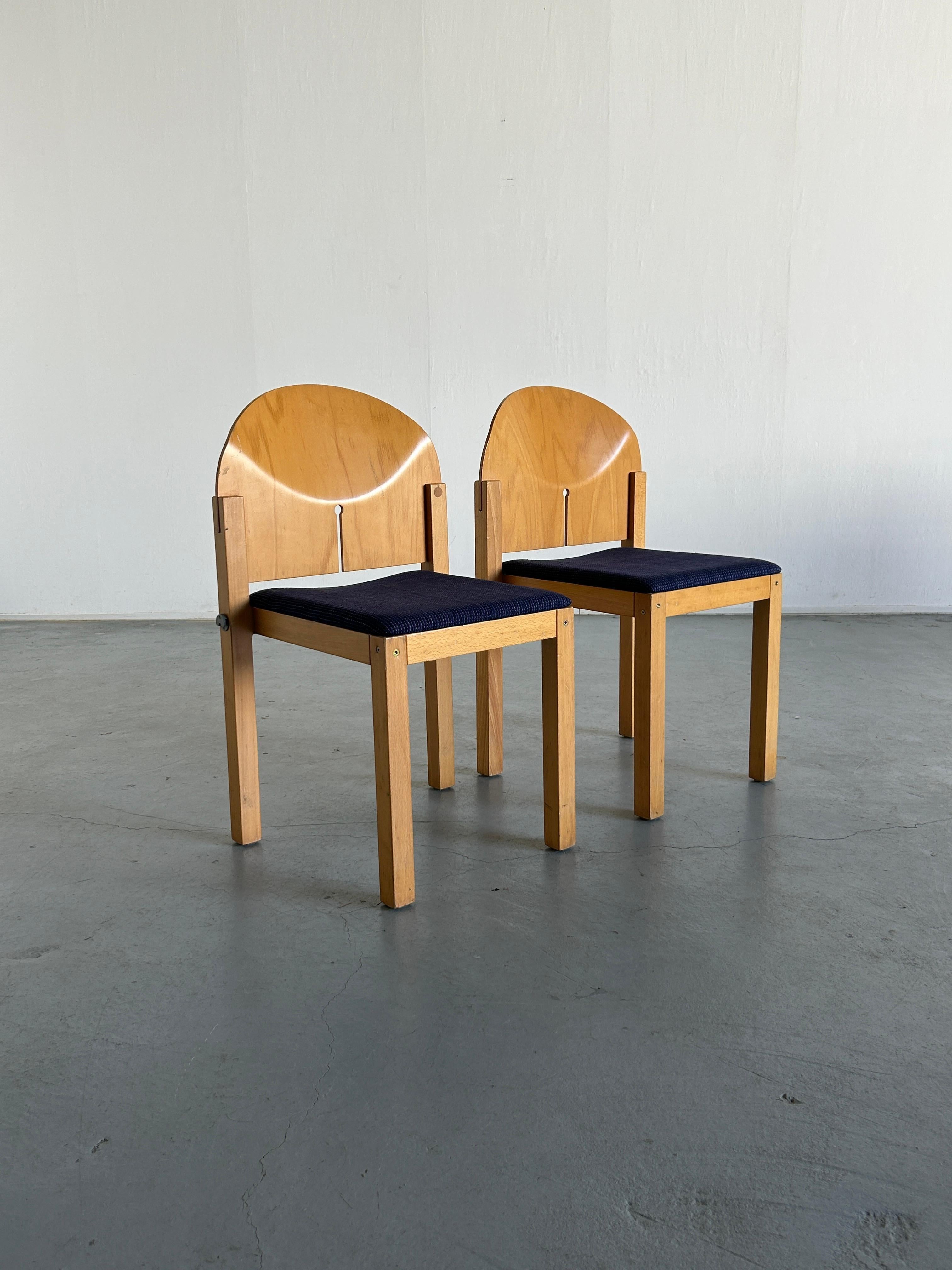 Pair of beautiful postmodern dining chairs from the 1980s by Arno Votteler for Bisterfeld and Weiss.
High production quality.
Reminiscent of the designs of Afra and Tobia Scarpa for B&B Italia in the 1970s.
Can be connected together.

Sold as a