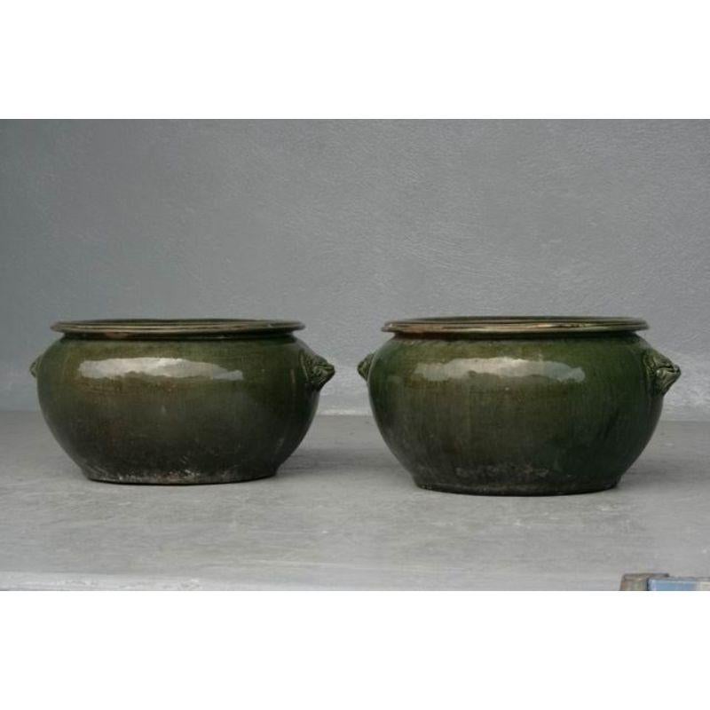 grande paire de cache-pots en céramique verte avec des chiens Fô d'un diamètre de 71 cm et d'une hauteur de 35 cm.

Informations complémentaires :
Matériau : Faïence et céramique.
 