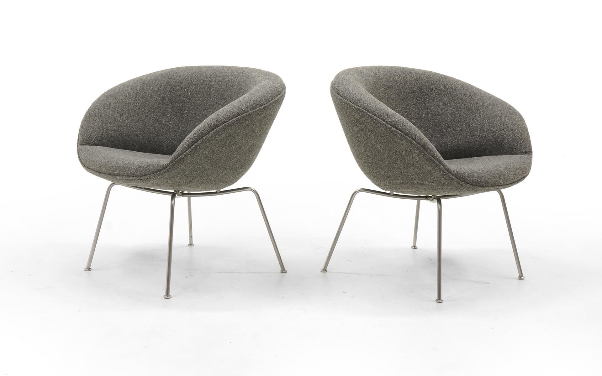 Scandinavian Modern Pair of Pot Chairs by Arne Jacobsen for Fritz Hansen, Restored, Maharam Fabric