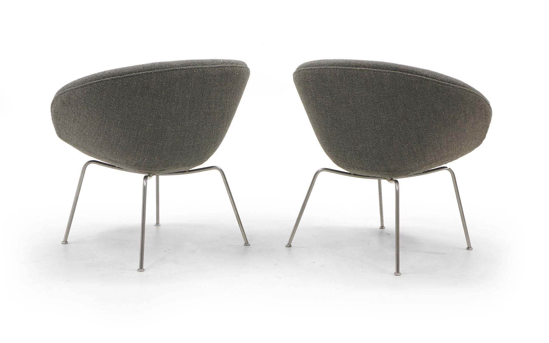 Danish Pair of Pot Chairs by Arne Jacobsen for Fritz Hansen, Restored, Maharam Fabric