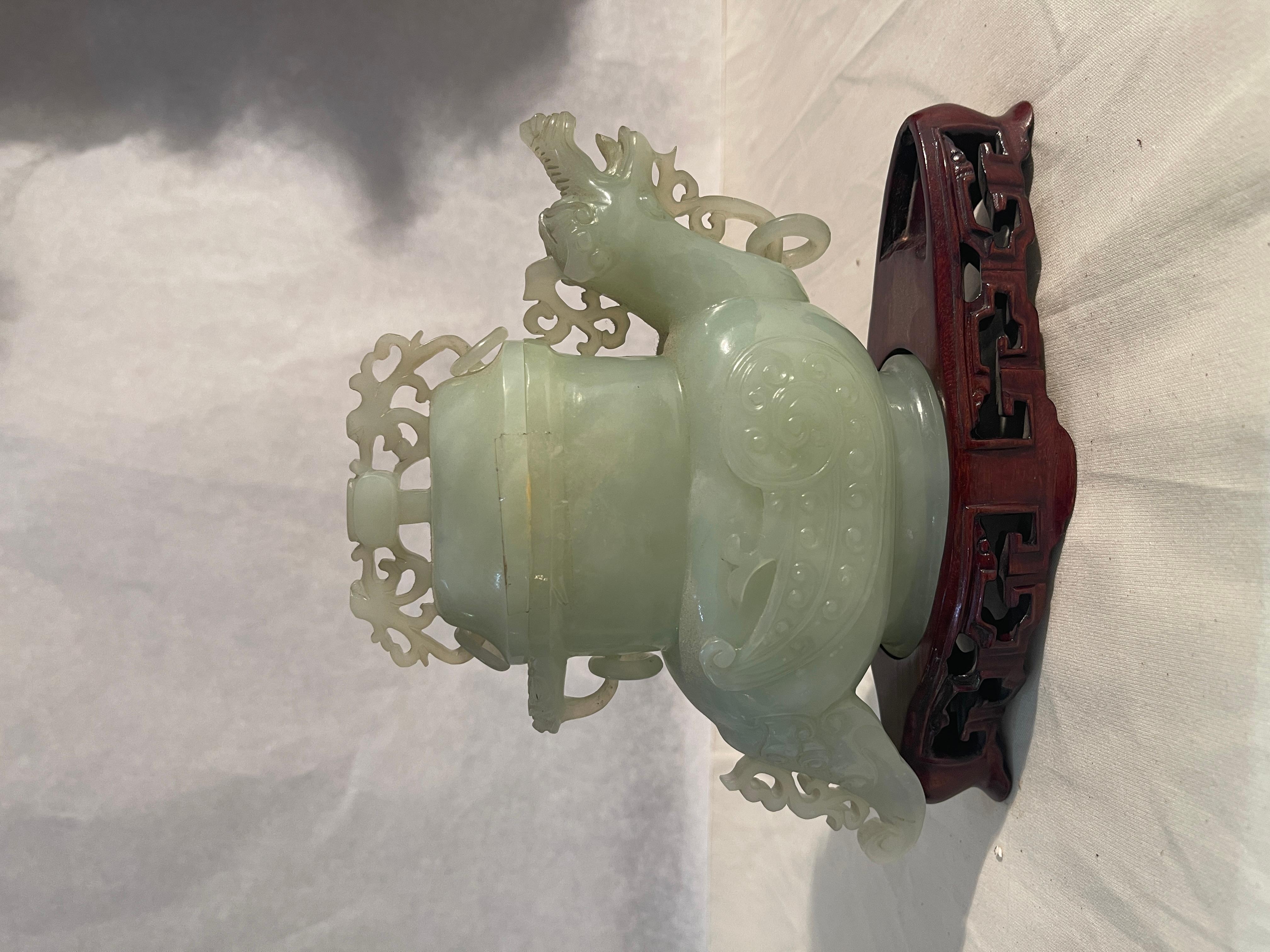 Pair of potiche vases, jade, Dragon and Rooster, 19th century
A refined pair of small potiche vases, incredibly detailed, depicting a rooster and a dragon, objects of fine Chinese art from the 19th century.
Good condition, as per photo
Dimensions: