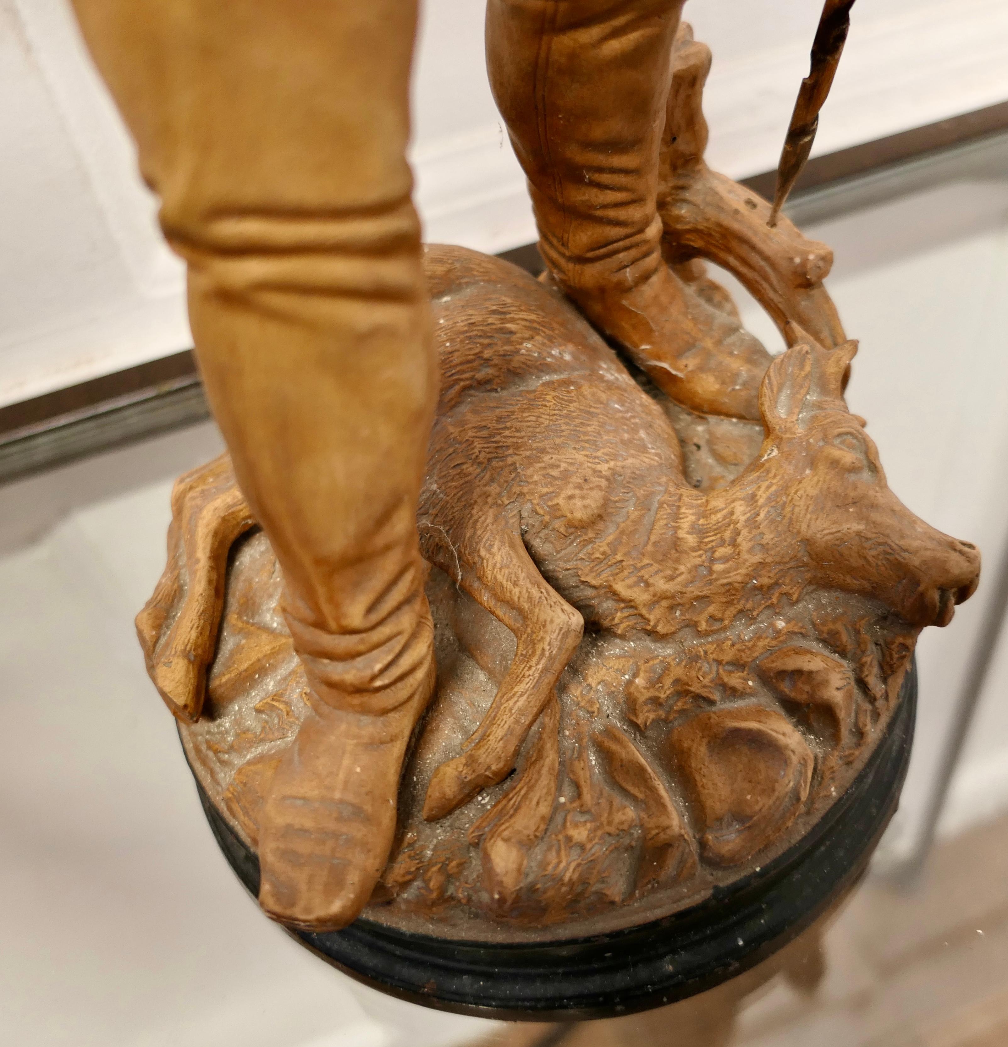 Paire de figurines de chasseurs de la Black Forest en poterie   Une très belle paire   en vente 4