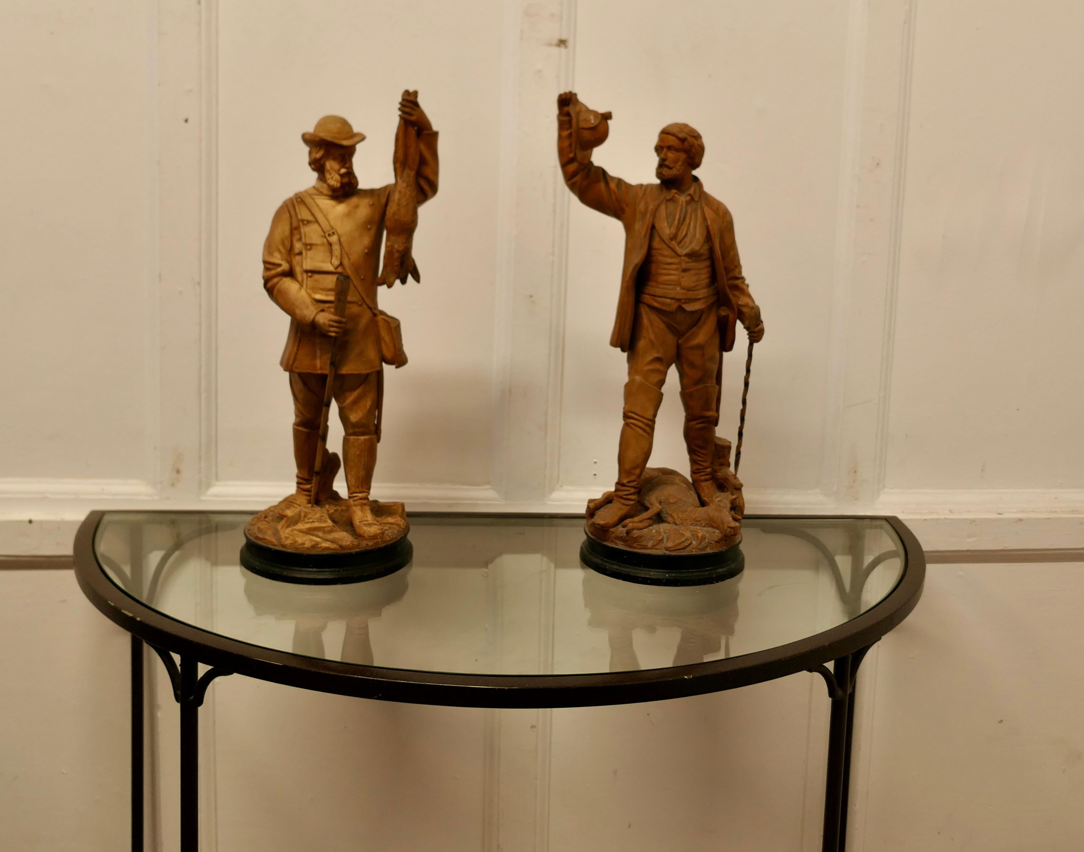 Paire de figurines de chasseurs de la Black Forest en poterie 

Très belle paire de Figures du 19ème siècle, 2 chasseurs avec leur proie, l'un tenant un Lièvre, l'autre un Cerf sur le sol.               
Ces hommes barbus du 19e siècle sont