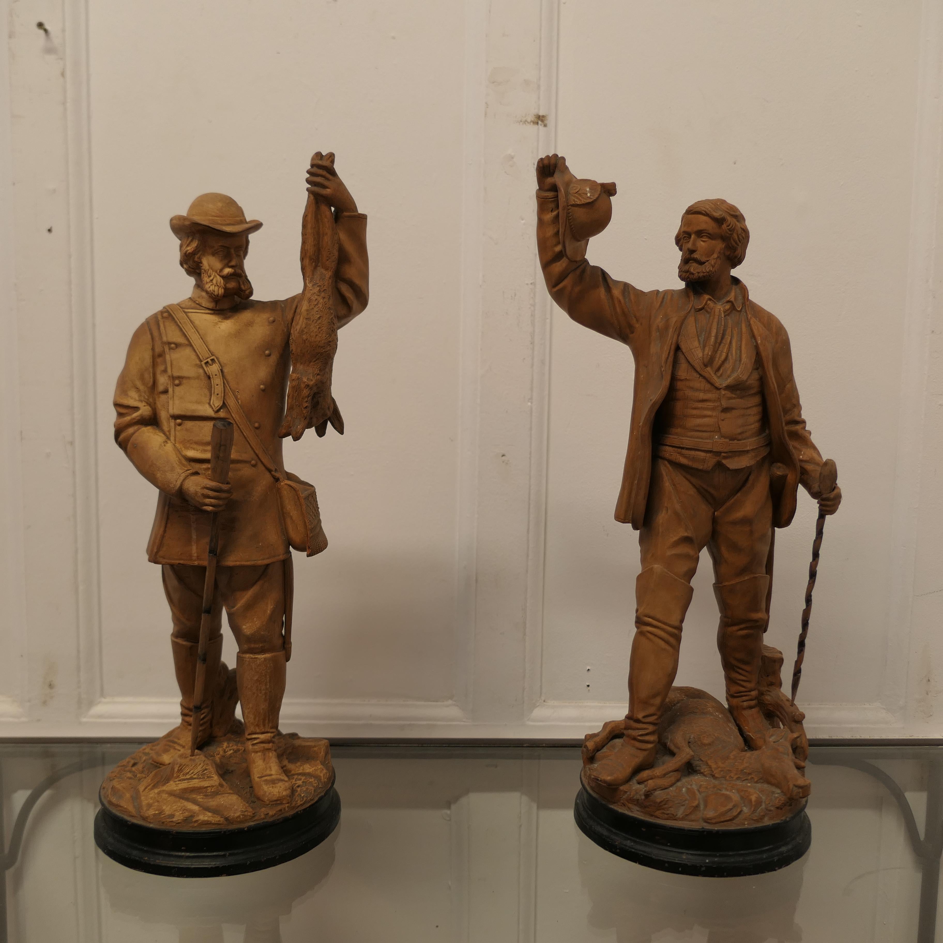 Forêt-Noire Paire de figurines de chasseurs de la Black Forest en poterie   Une très belle paire   en vente