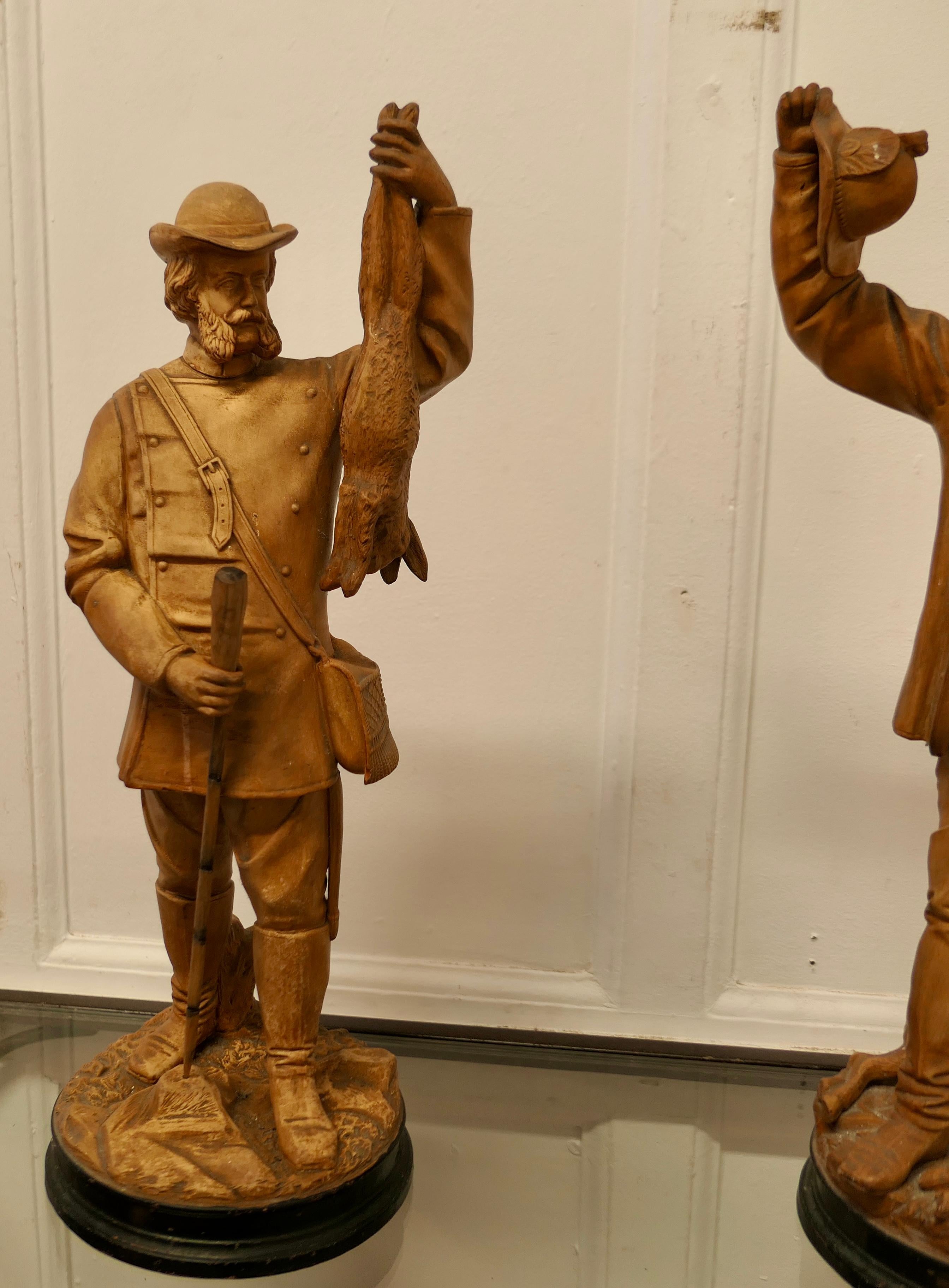 Paire de figurines de chasseurs de la Black Forest en poterie   Une très belle paire   Bon état - En vente à Chillerton, Isle of Wight