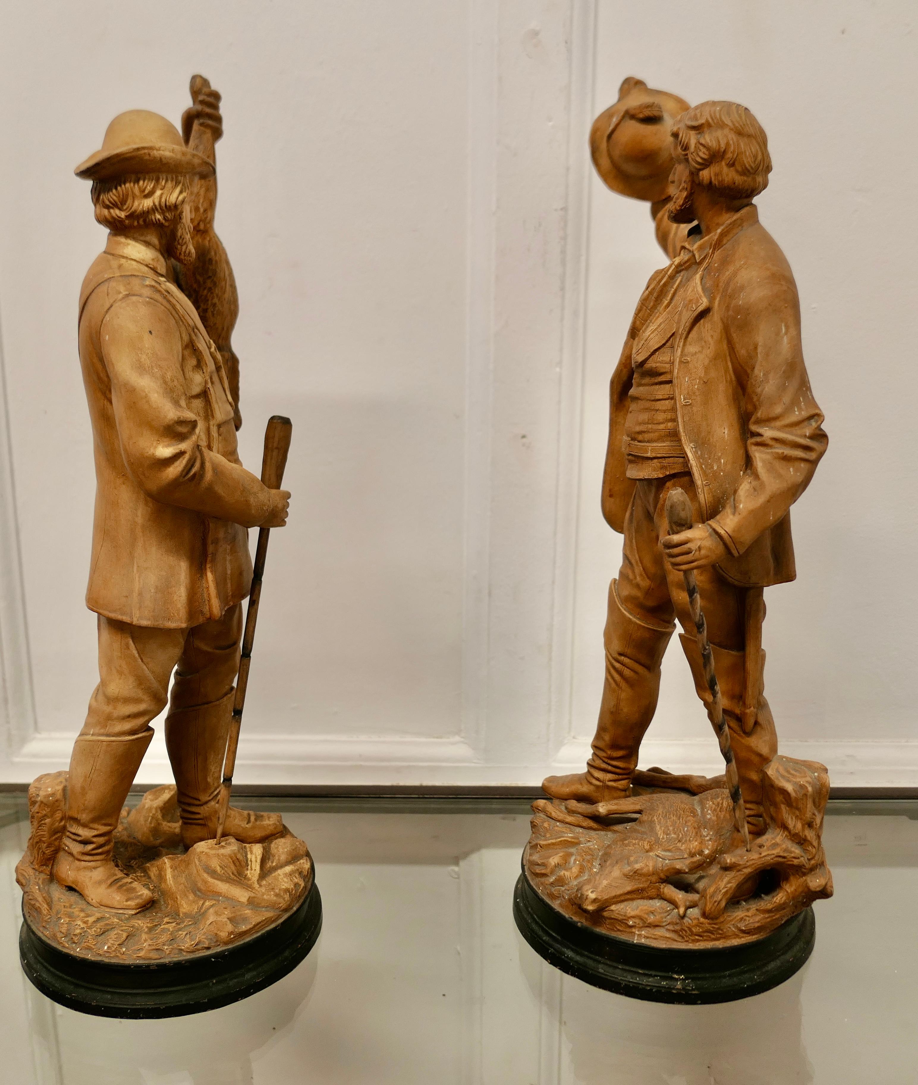 Céramique Paire de figurines de chasseurs de la Black Forest en poterie   Une très belle paire   en vente