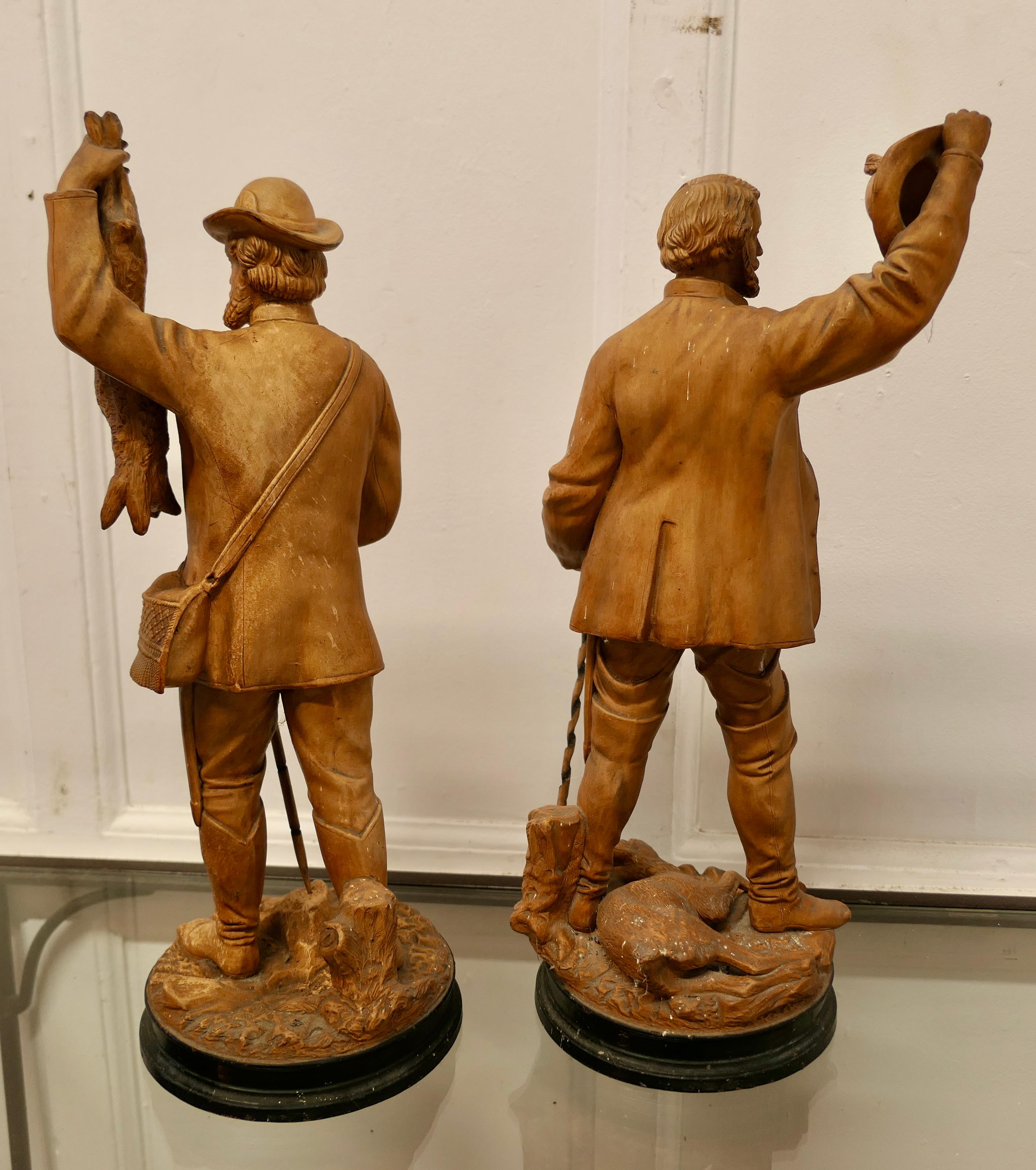 Coppia di figure di cacciatori di Black Forest in ceramica   Una coppia molto bella in vendita 1