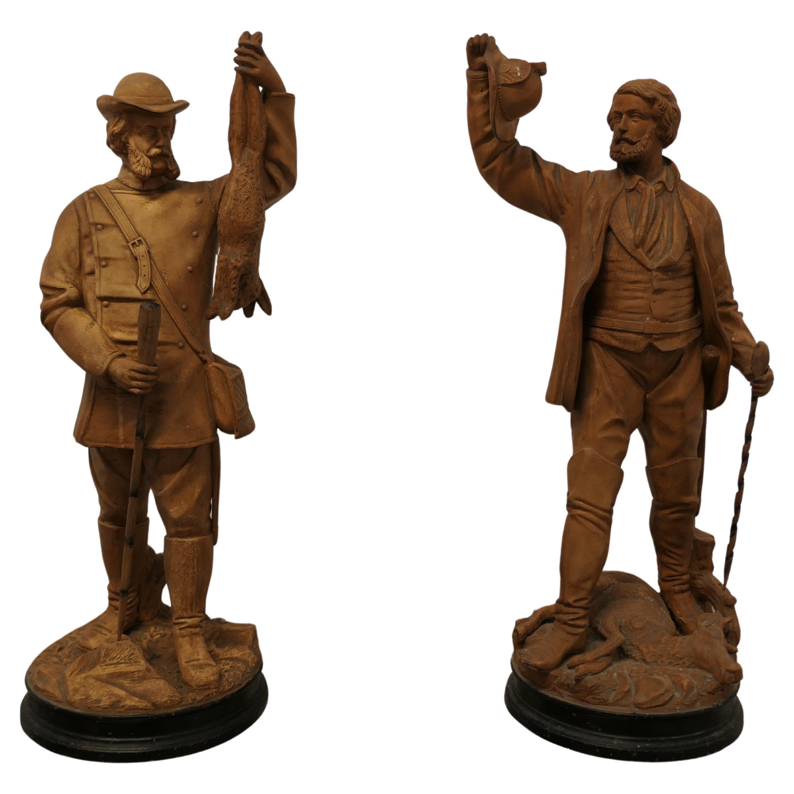 Paire de figurines de chasseurs de la Black Forest en poterie   Une très belle paire   en vente