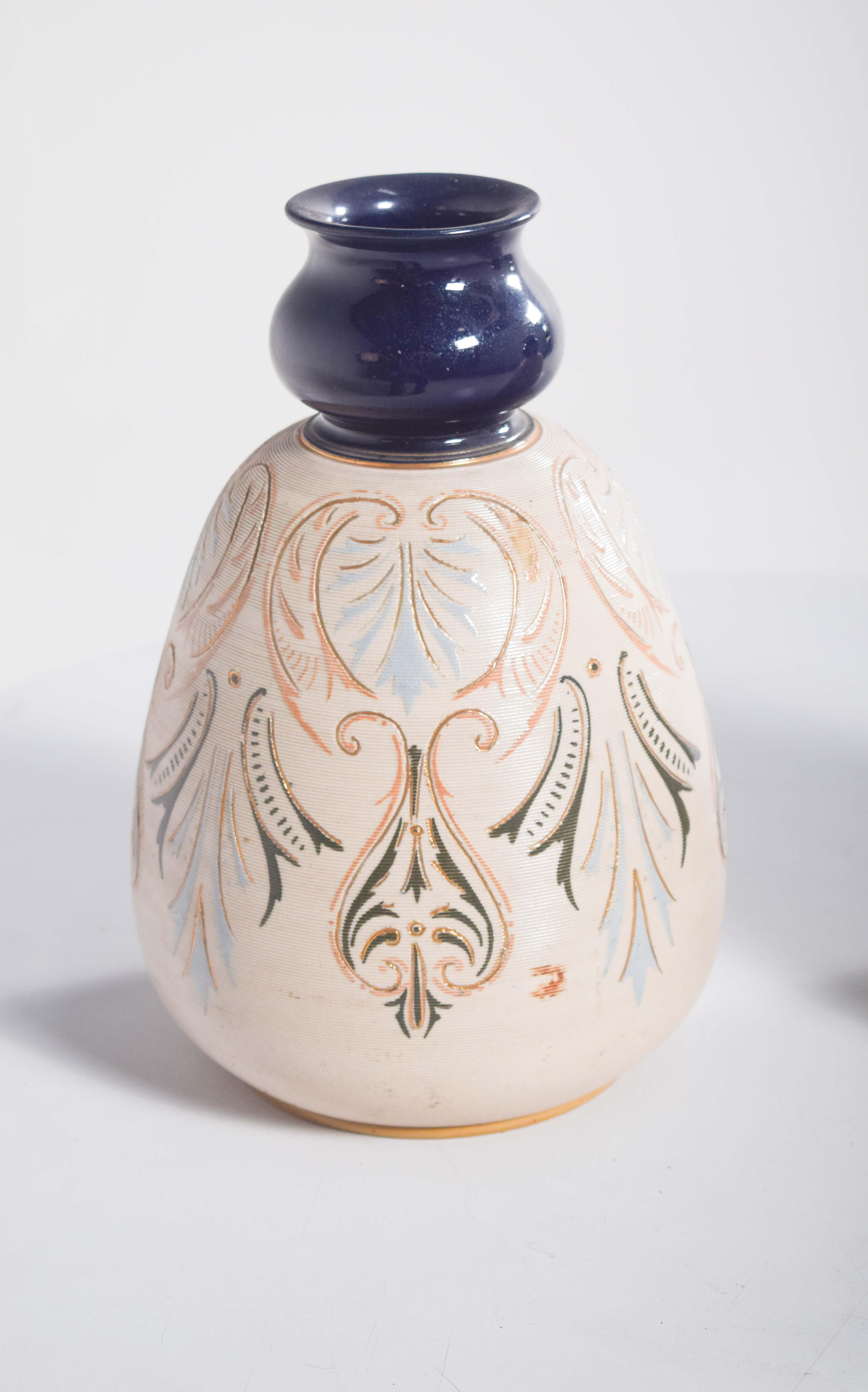 Portugais Paire de vases bulbeux de couleur crème en vente