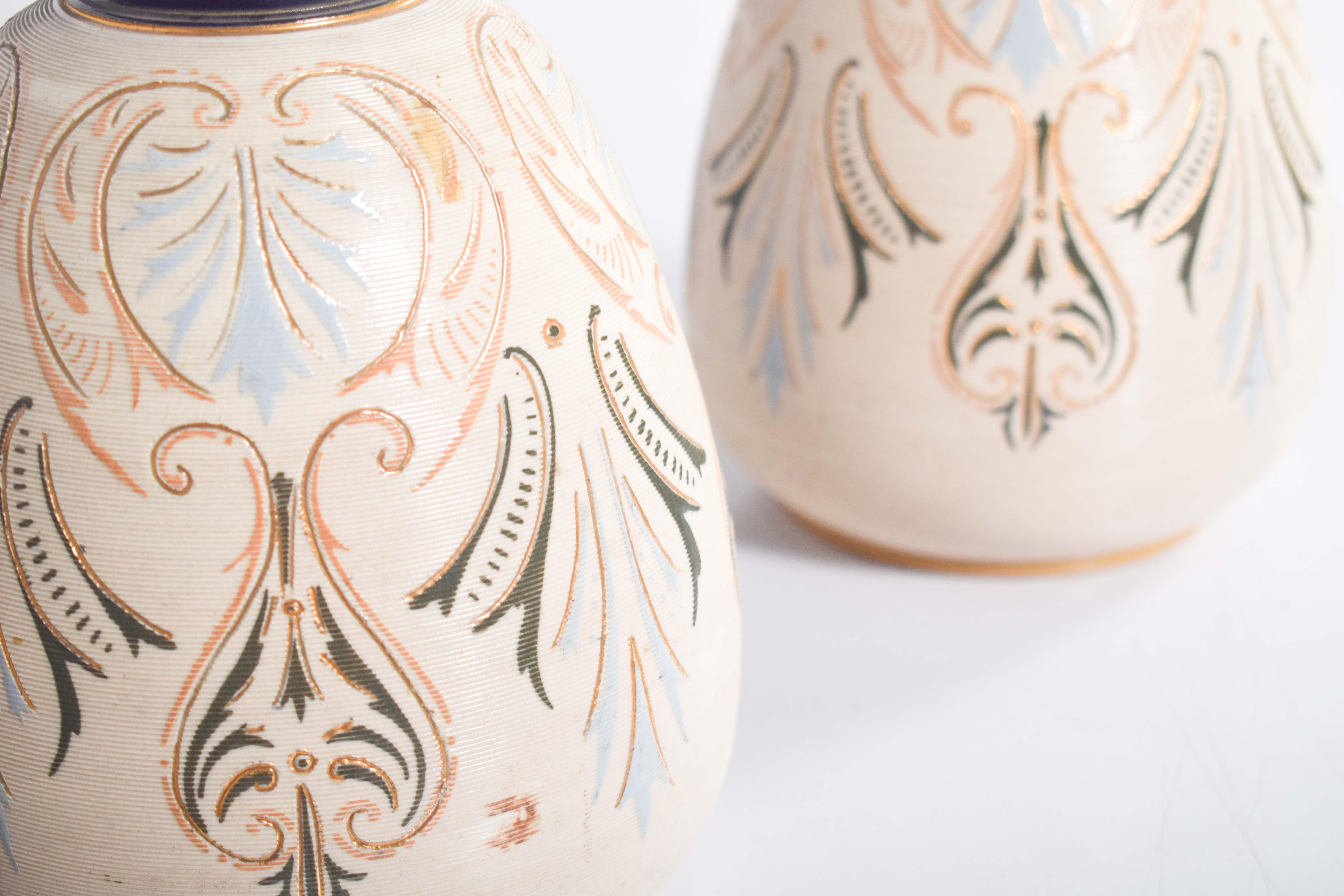 20ième siècle Paire de vases bulbeux de couleur crème en vente