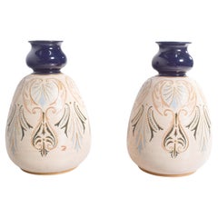 Paire de vases bulbeux de couleur crème