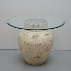 Paire d'urnes en poterie, de grands plateaux en verre biseauté épais de tables d'appoint