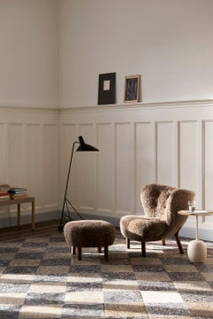 Ein Paar Hocker ATD 1 aus geöltem Nussbaum und Schafsfell Sahara von &Tradition