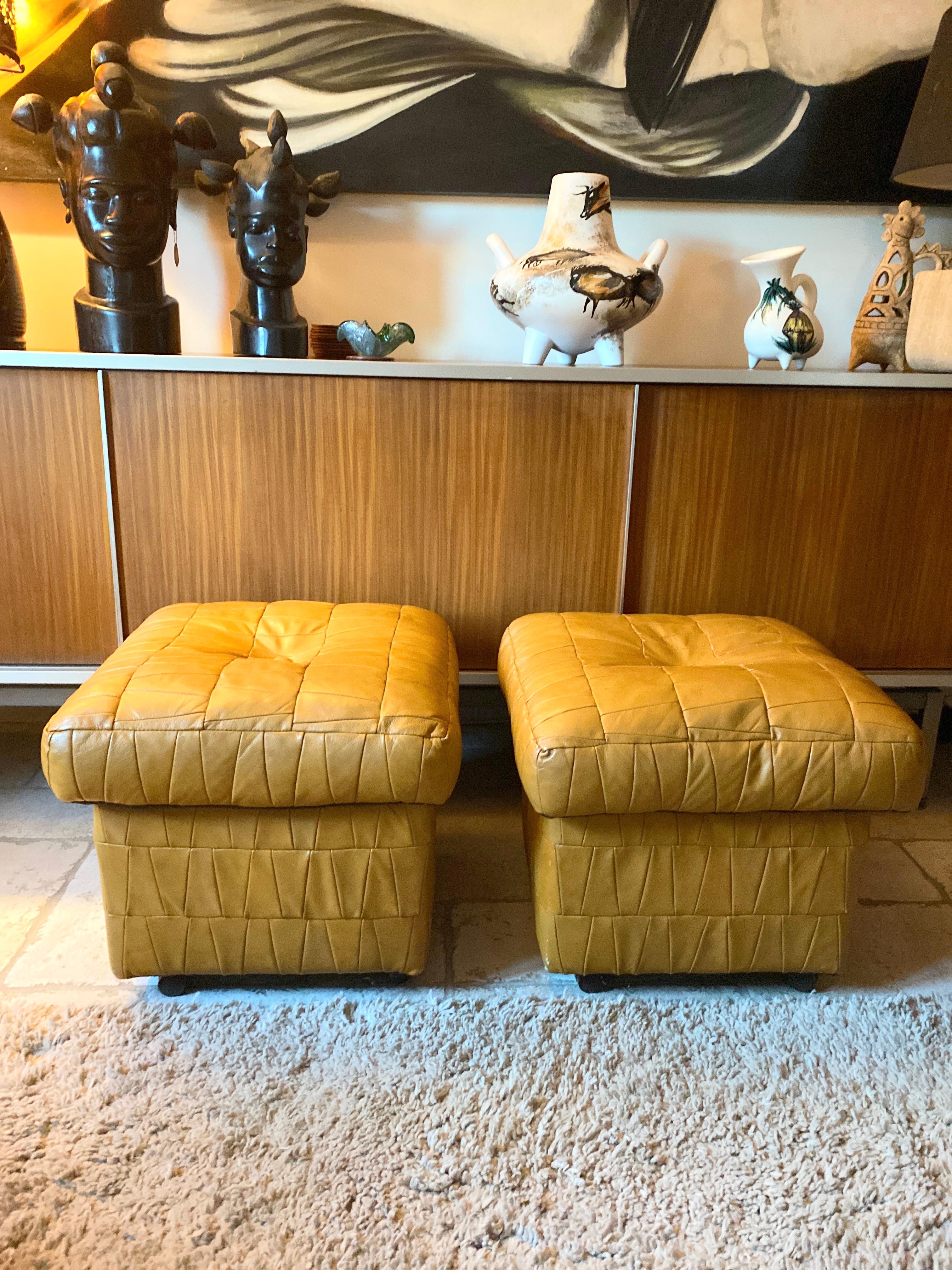 Pair of poufs / chest or Ottoman in leather patchwork Cognac De Sede 1970 on wheels
Good condition 