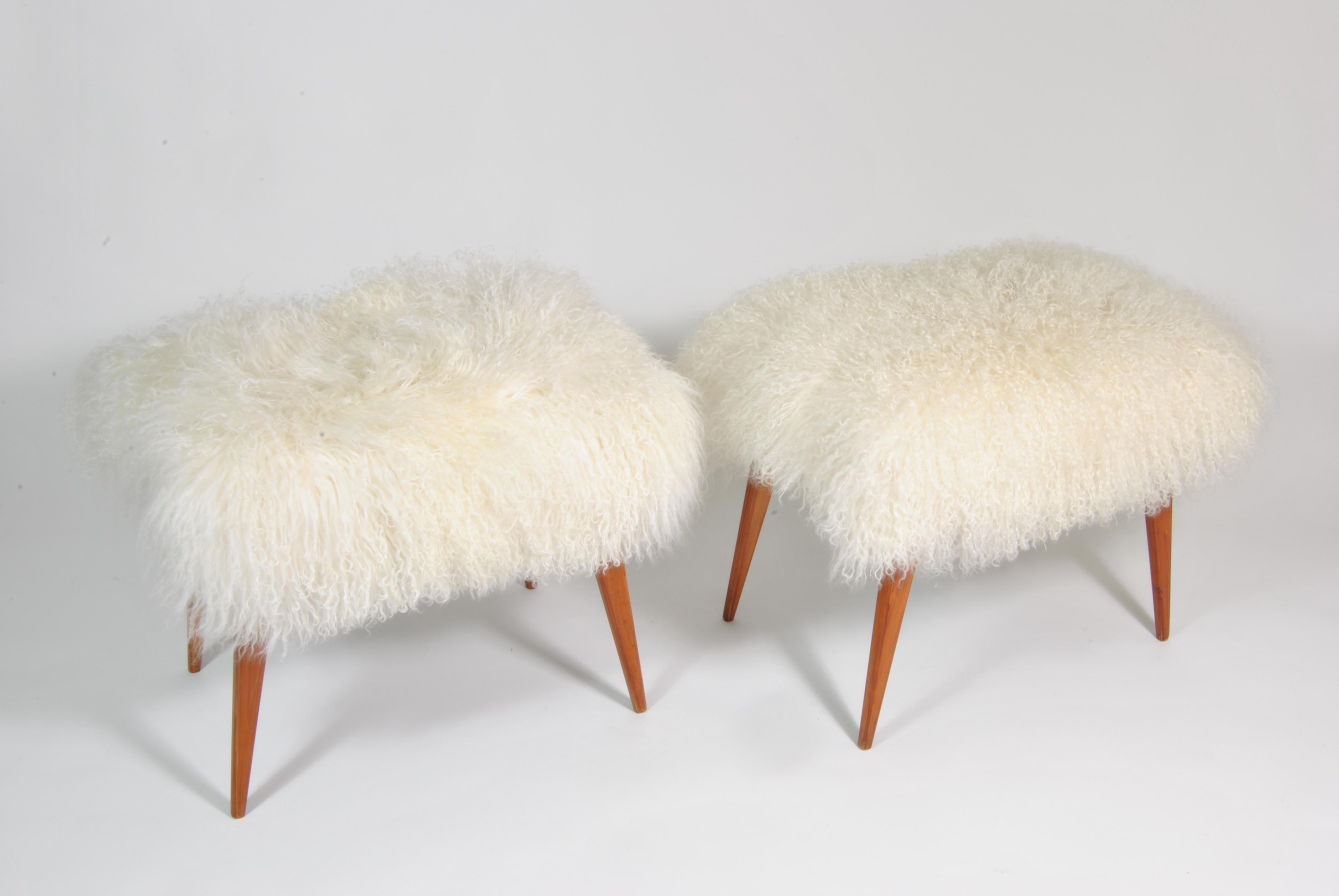 Italian Pair of Poufs Covered with New White Mongolian Leather, Italy, 1950 For Sale