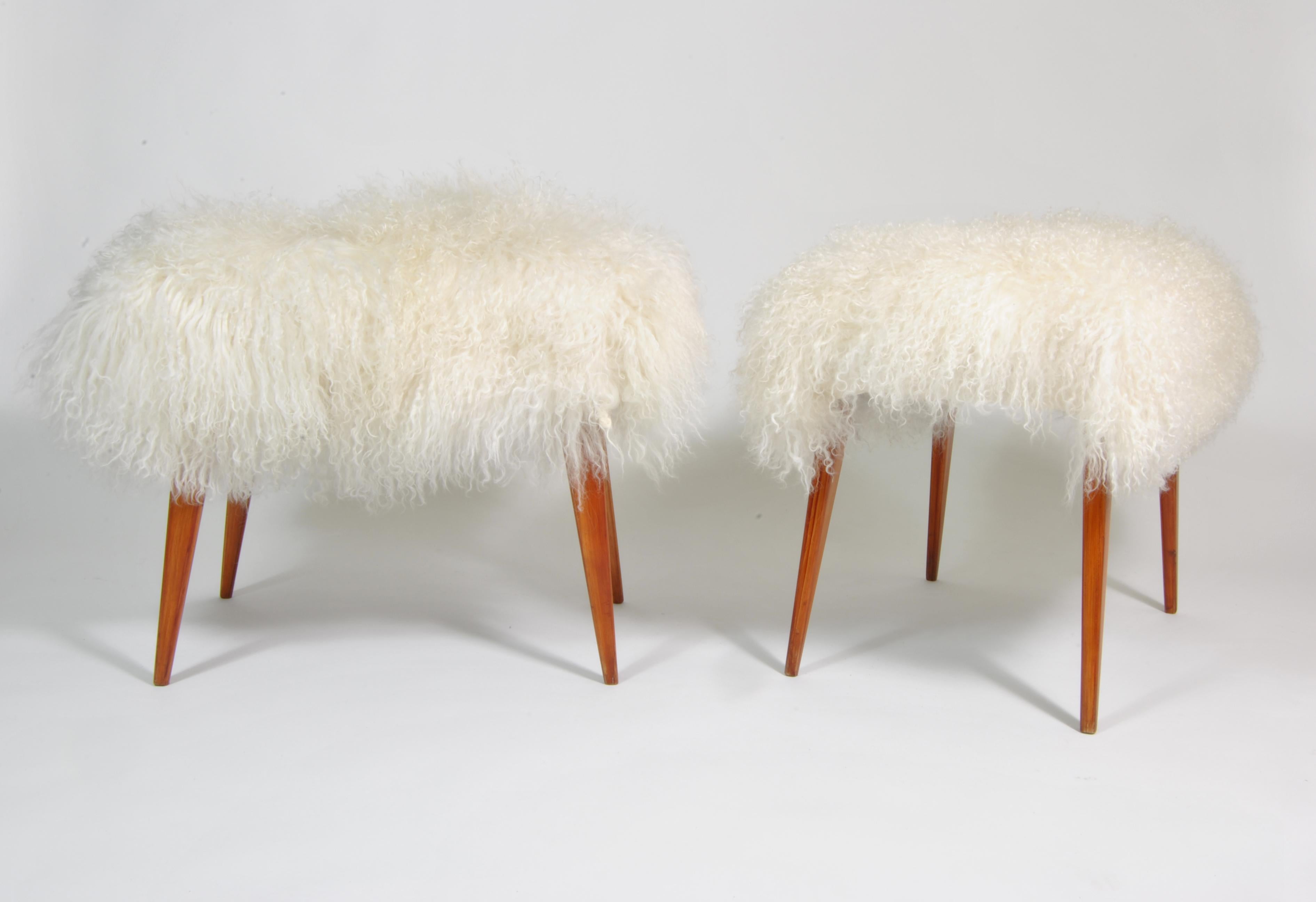 Pair of Poufs Covered with New White Mongolian Leather, Italy, 1950 In Good Condition For Sale In Napoli, IT