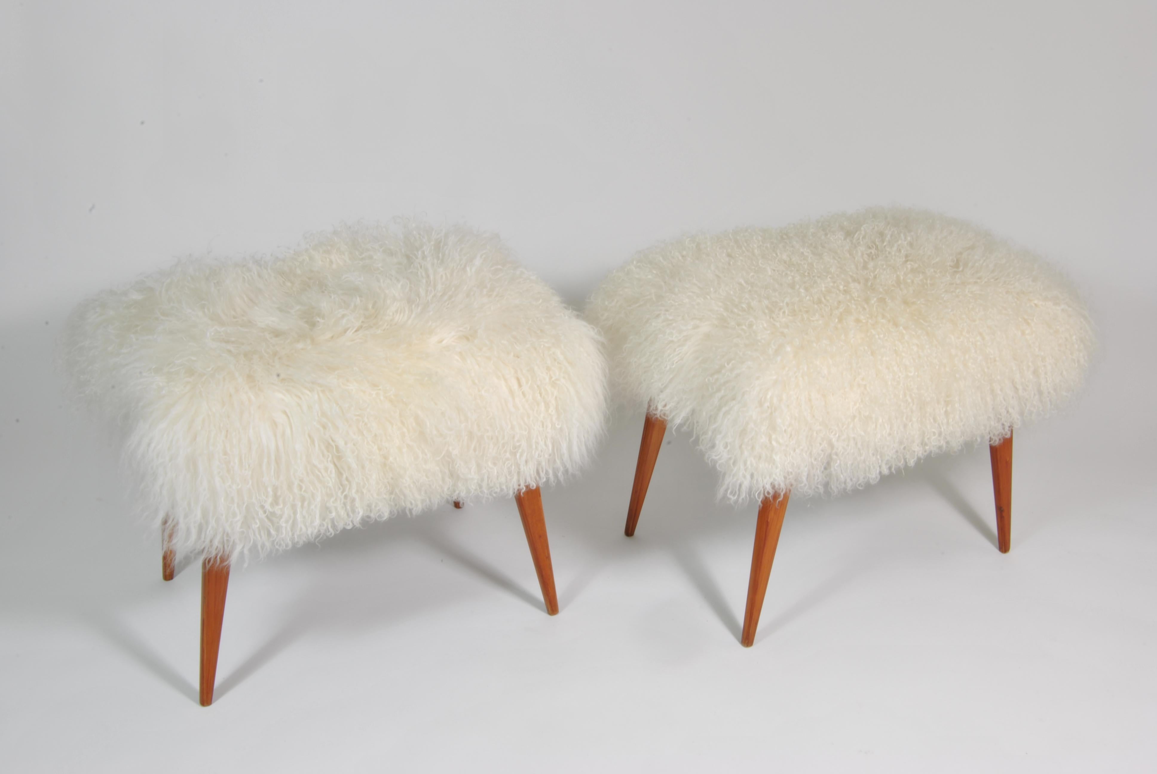 Mid-20th Century Pair of Poufs Covered with New White Mongolian Leather, Italy, 1950 For Sale