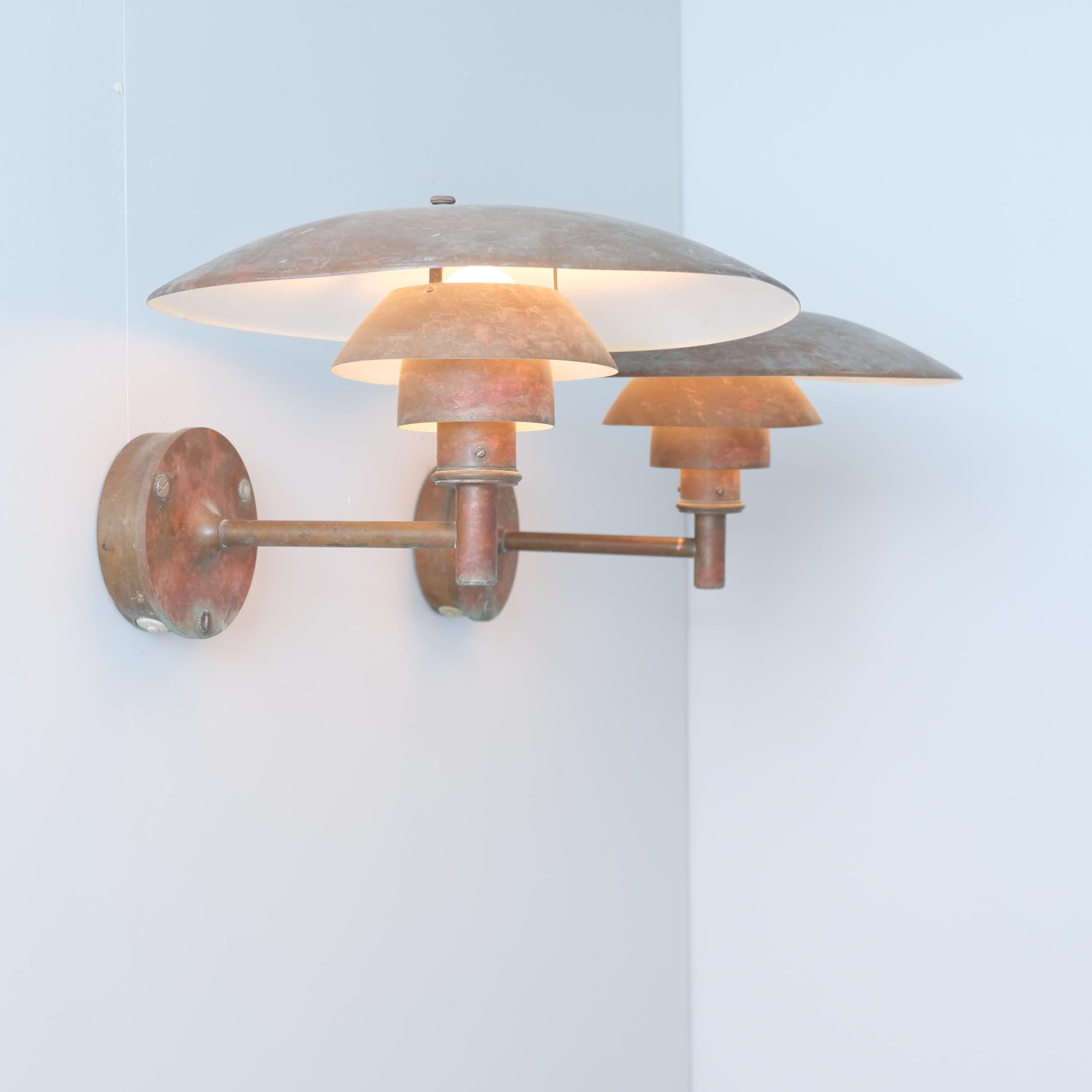 Ein wunderschönes Paar Poul Henningsen PH Wandlampen für Louis Poulsen in patiniertem Kupfer. Diese schönen Exemplare stammen aus einer Schwimmhalle und haben aufgrund des feuchten Raums, in dem sie standen, eine besonders schöne Patina. Die Lampen