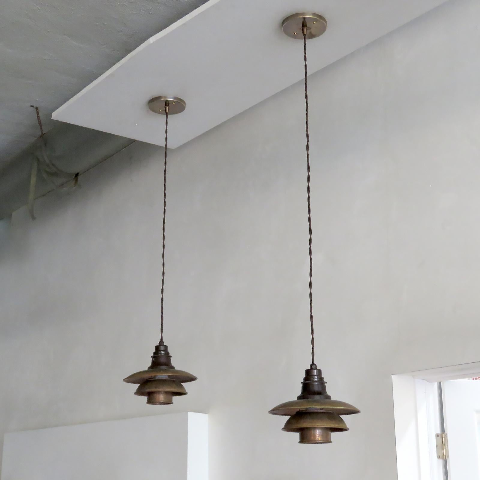 coppia di rare lampade a sospensione PH 2/2 di Poul Henningsen per Louis Poulsen, degli anni '30, con paralume in rame, alloggiamento per zoccolo in bachelite, con cavo in tessuto di 8 piedi, altezza regolabile, timbro 'PH 2' / 'Patented' sul