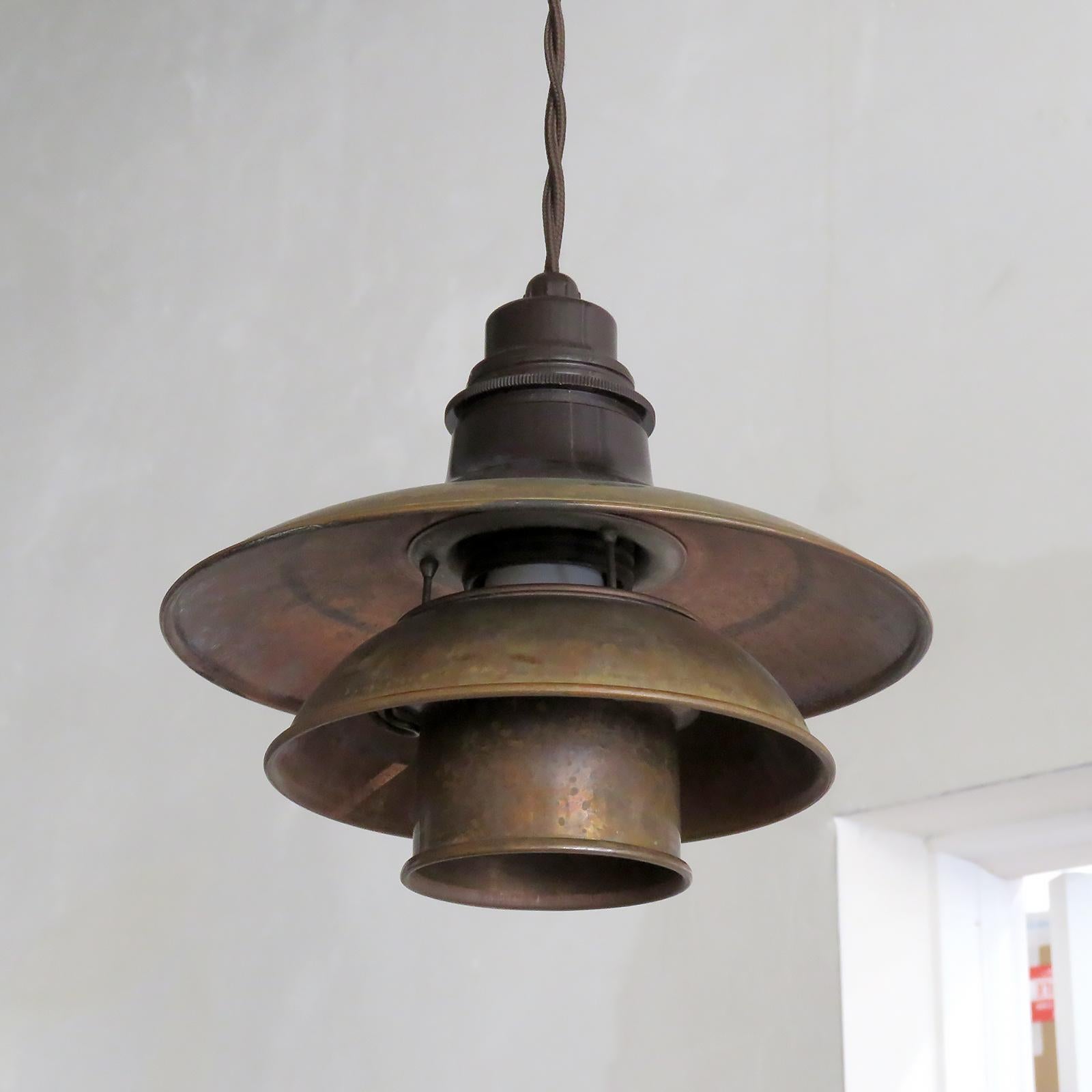 Coppia di lampade a sospensione in rame di Poul Henningsen, PH 2/2, 1930 In condizioni buone in vendita a Los Angeles, CA